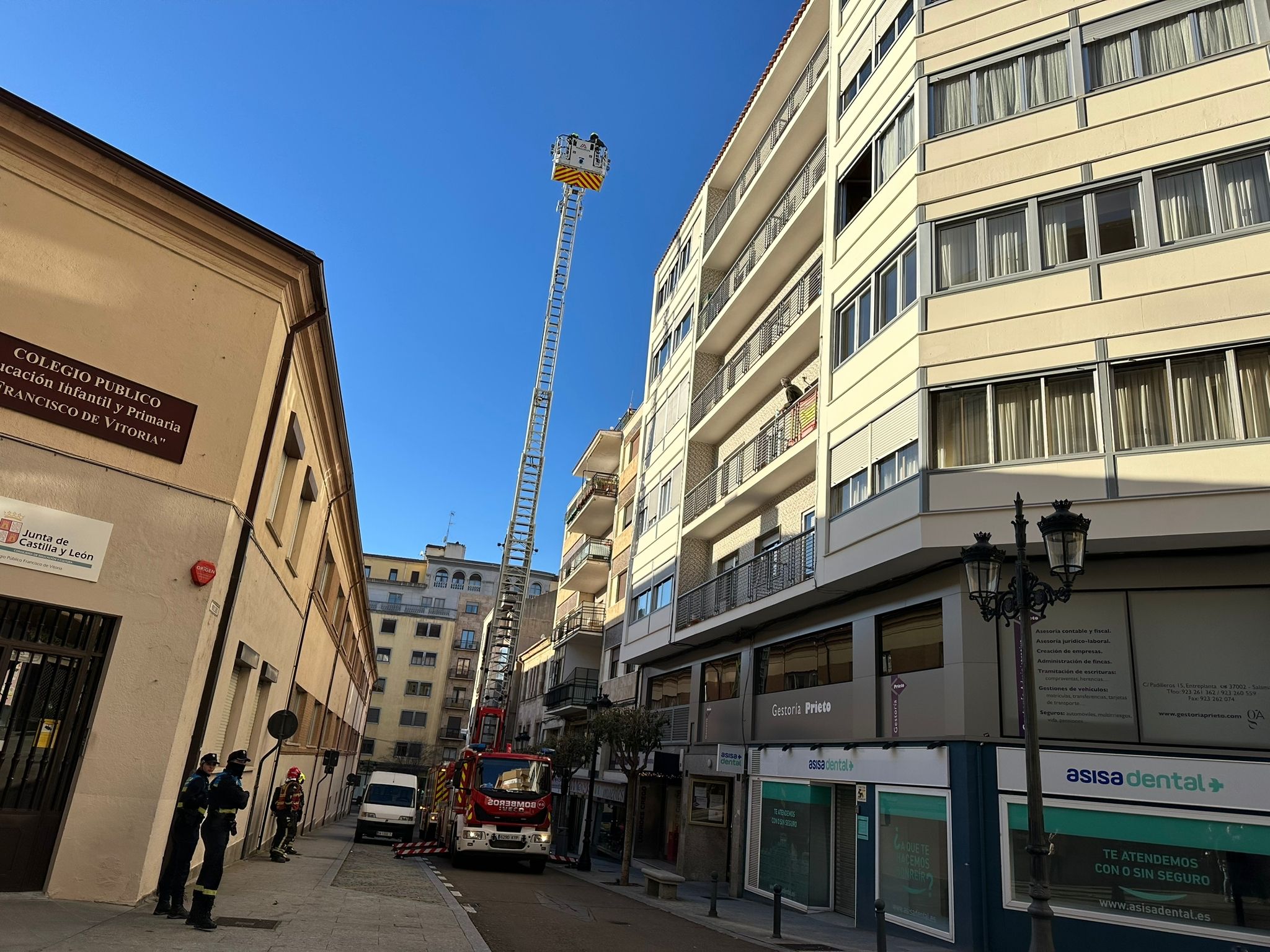 Los bomberos se desplazan hasta la calle Padilleros alertados por el humo que salía del tejado de un edificio