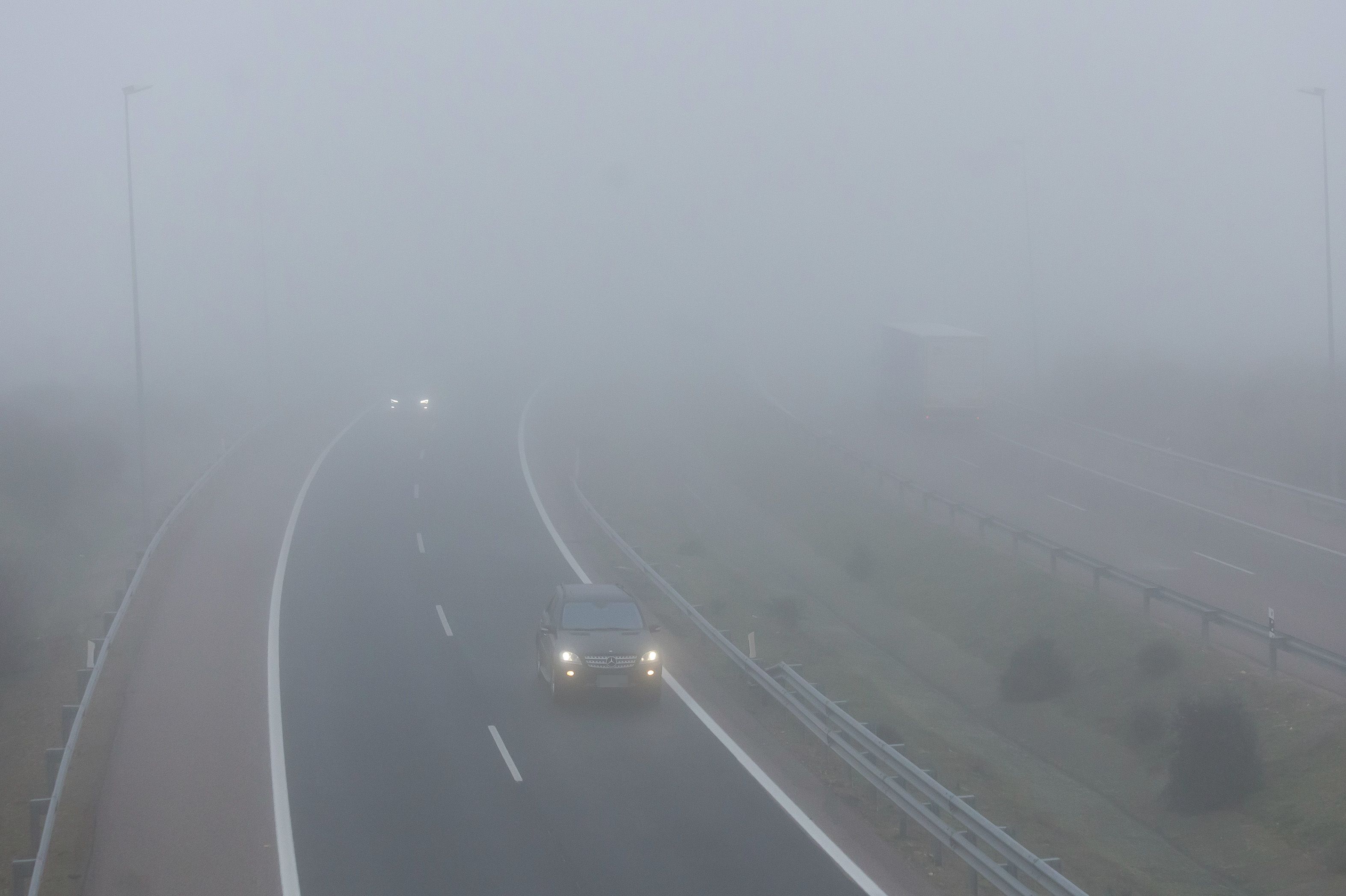 En la imagen la autovía A-62 con una espesa niebla. Foto de archivo. ICAL