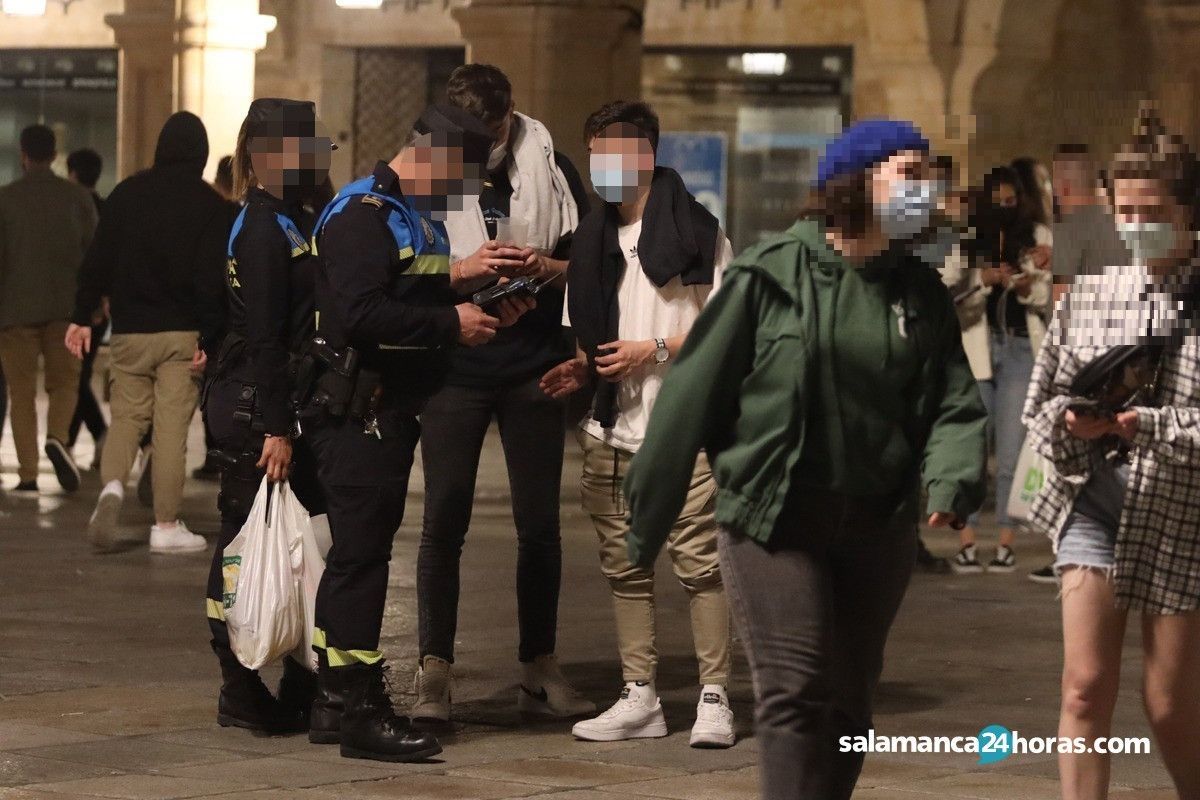 Jóvenes haciendo botellón en Salamanca. Foto de archivo