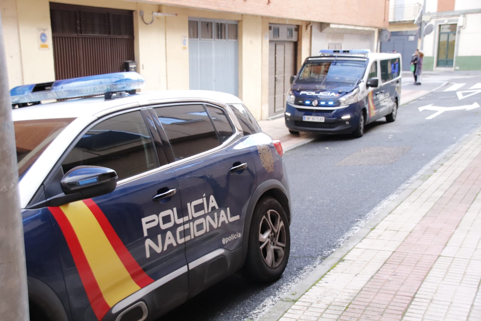 Foto de archivo de dos vehículos de Policía Nacional en una calle del barrio de Pizarrales