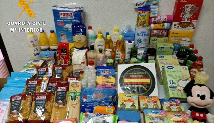 Agentes de la Guardia Civil recogen más de 1.800 kilos de alimentos para el Centro Materno-infantil 'Ave María' de Santa Marta