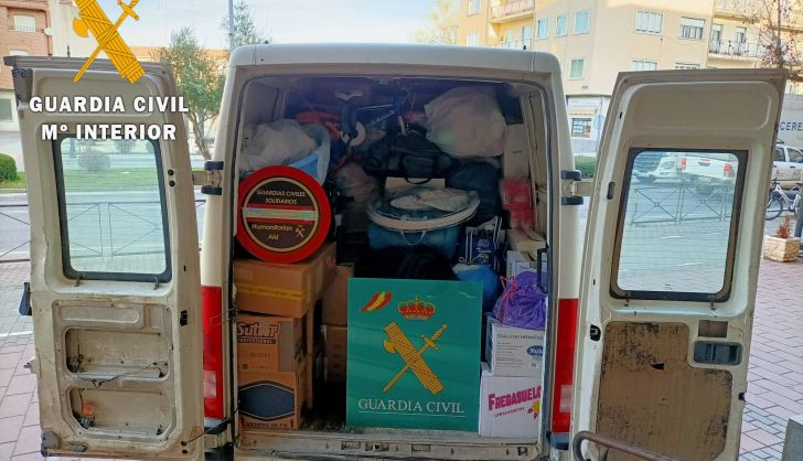 Agentes de la Guardia Civil recogen más de 1.800 kilos de alimentos para el Centro Materno-infantil 'Ave María' de Santa Marta