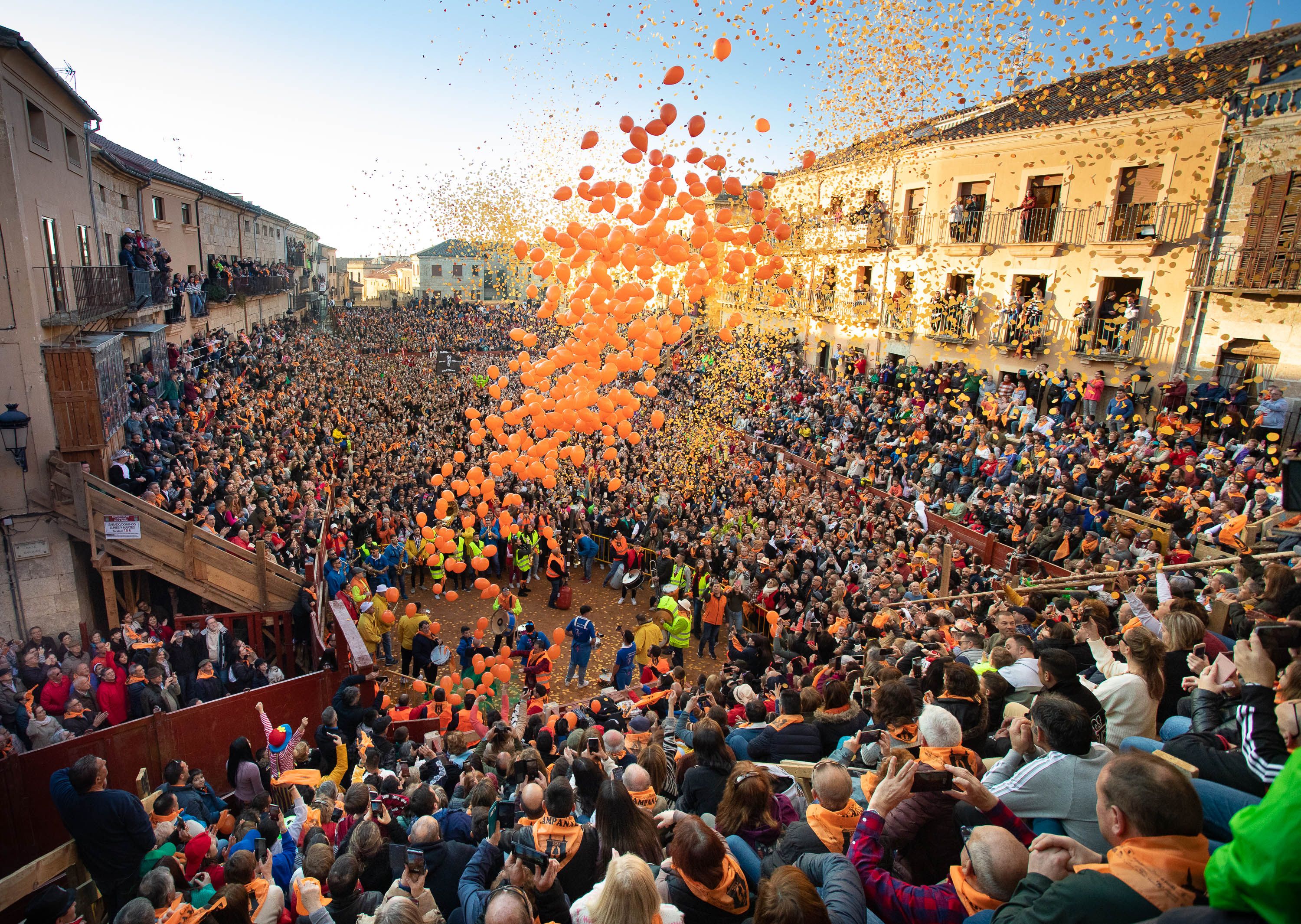 Vicente / ICAL. Miles de personas celebran el comienzo del Carnaval del Toro con el tradicional 'El Campanazo' en Ciudad Rodrigo (Salamanca)