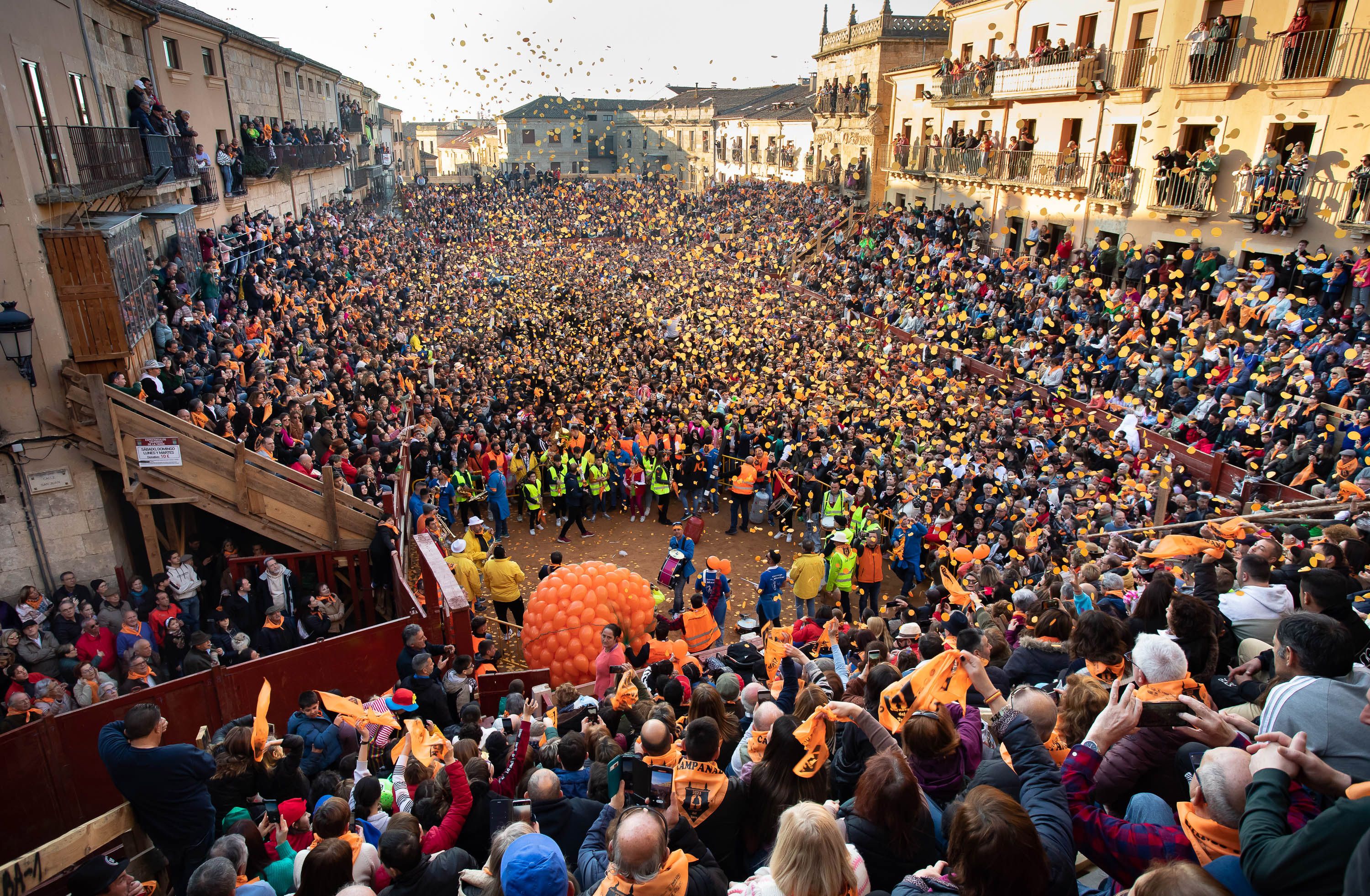 Vicente / ICAL. Miles de personas celebran el comienzo del Carnaval del Toro con el tradicional 'El Campanazo' en Ciudad Rodrigo (Salamanca)