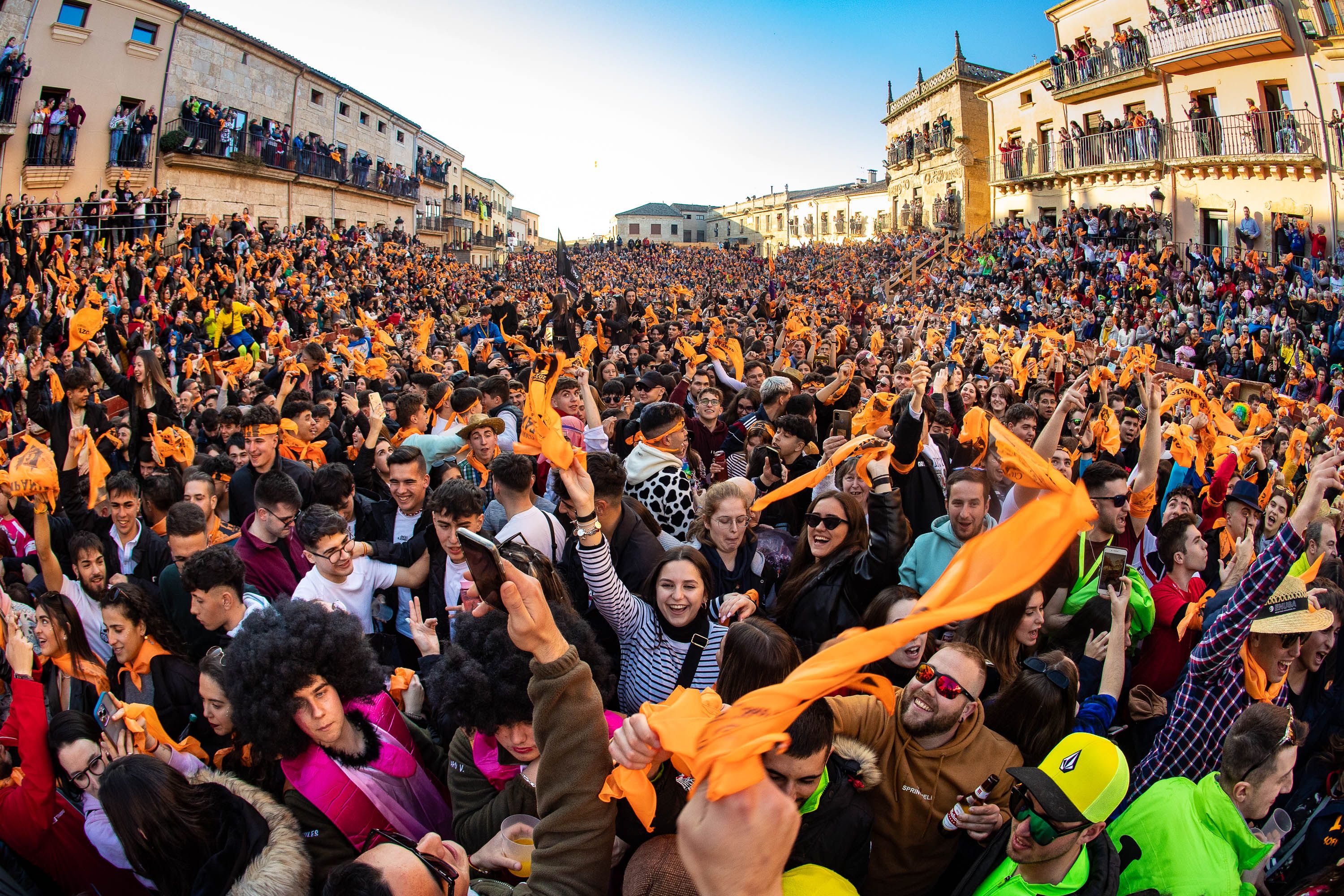 Vicente / ICAL. Miles de personas celebran el comienzo del Carnaval del Toro con el tradicional 'El Campanazo' en Ciudad Rodrigo (Salamanca)