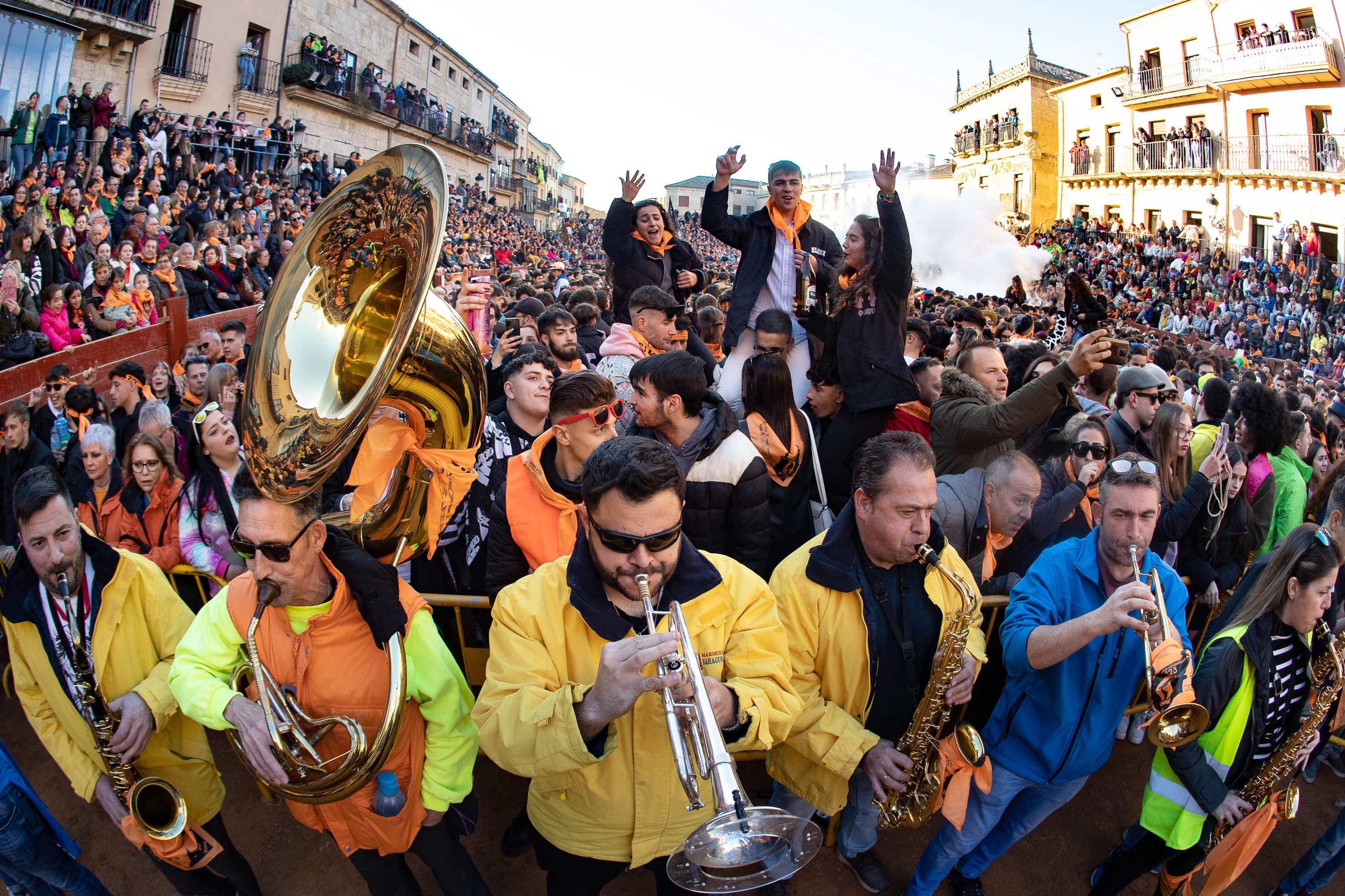 Vicente / ICAL. Miles de personas celebran el comienzo del Carnaval del Toro con el tradicional 'El Campanazo' en Ciudad Rodrigo (Salamanca)