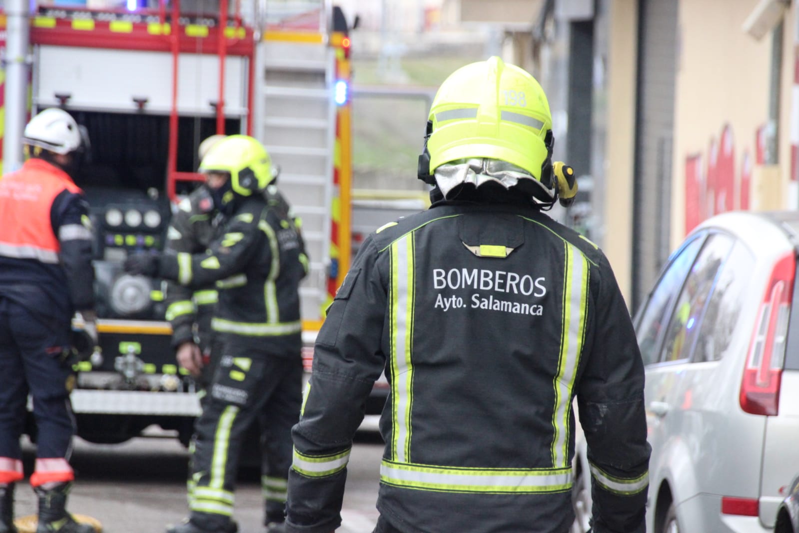 Bomberos del Ayuntamiento de Salamanca en la calle Espronceda 