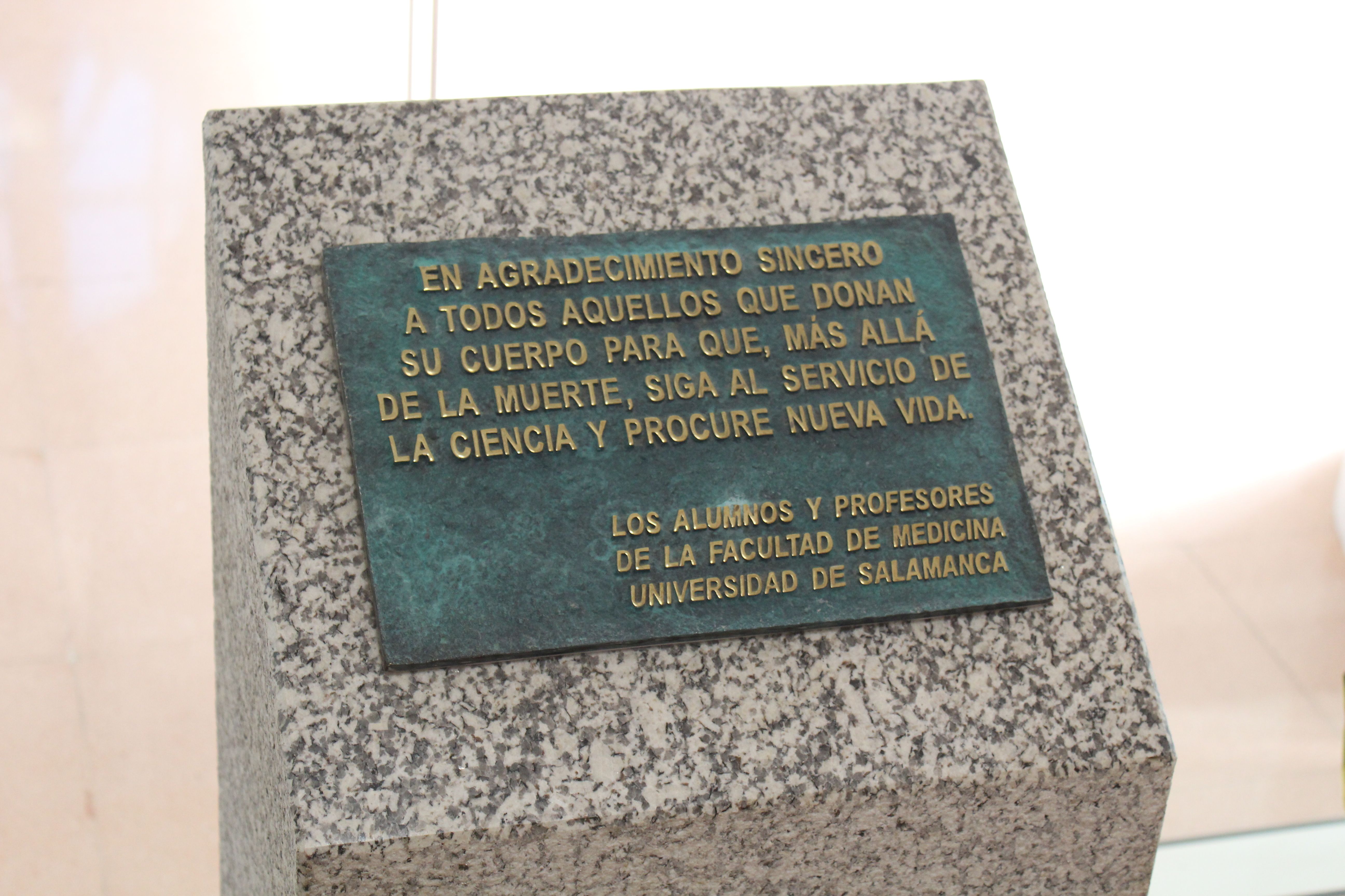 Monolito en homenaje a las personas que donan su cuerpo a la ciencia