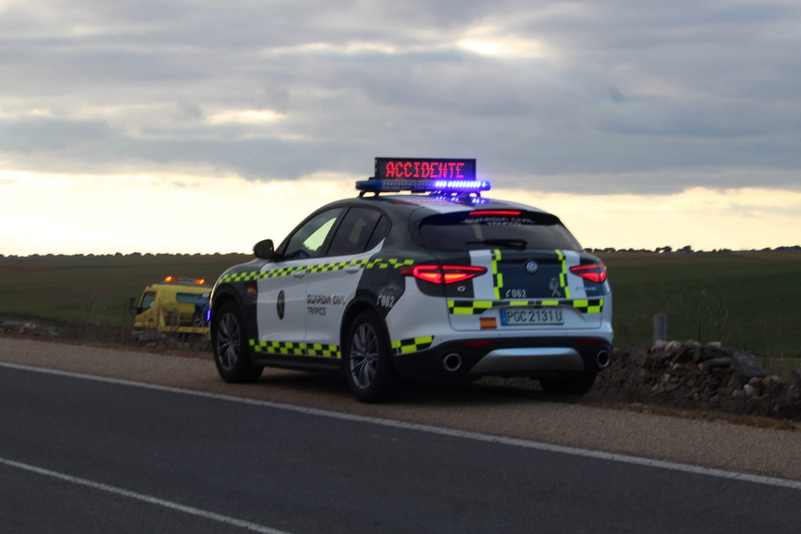 Guardia Civil de Tráfico en un accidente de carretera. Foto de archivo