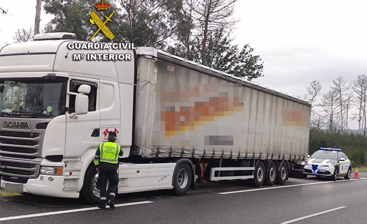 Guardia Civil parando a un camionero. Foto EP