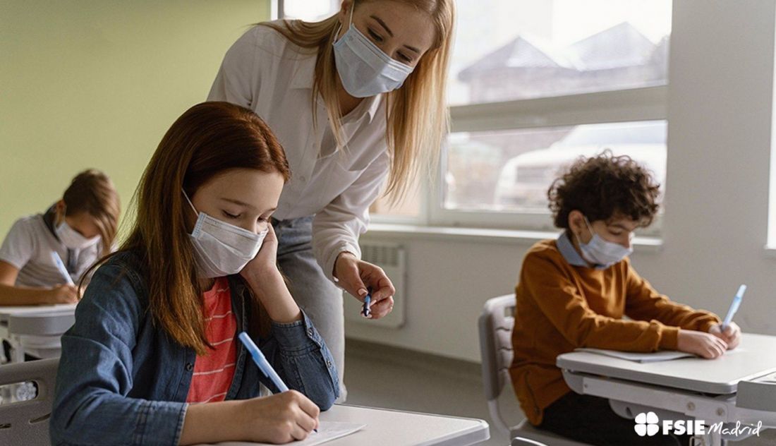 Alumnos en un aula con mascarilla. FSIE Archivo