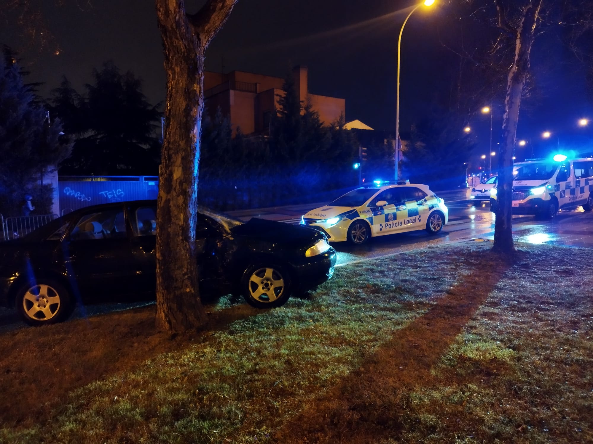 Un coche se estrella contra un árbol en la avenida de Salamanca