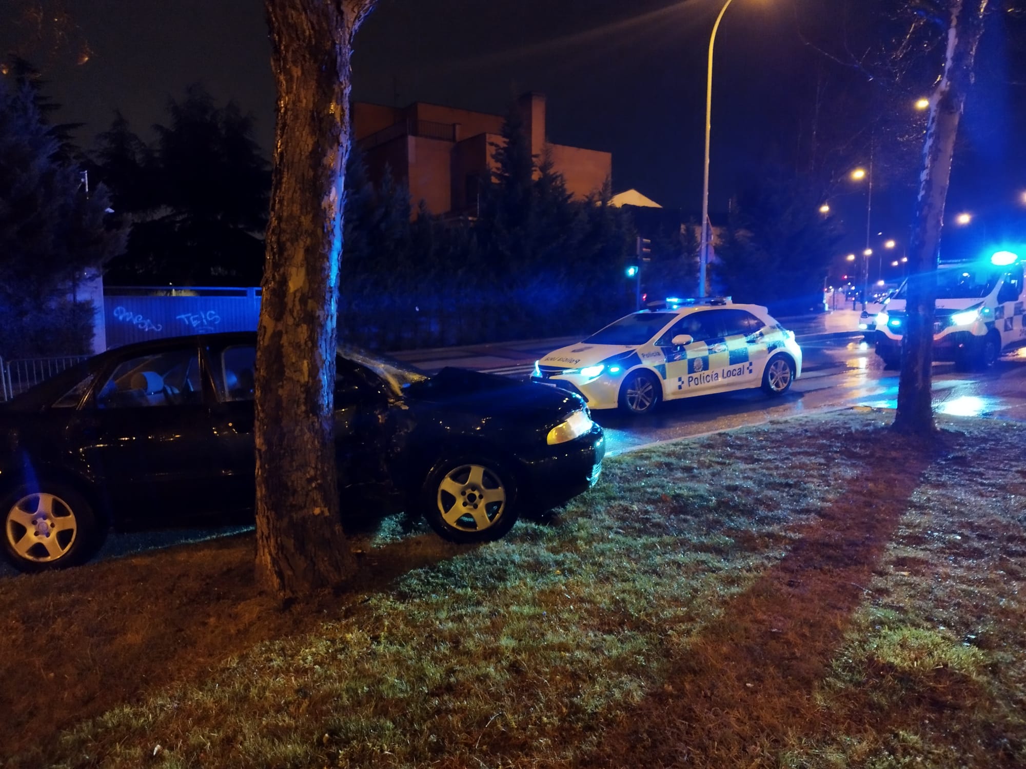 Un coche se estrella contra un árbol en la avenida de Salamanca