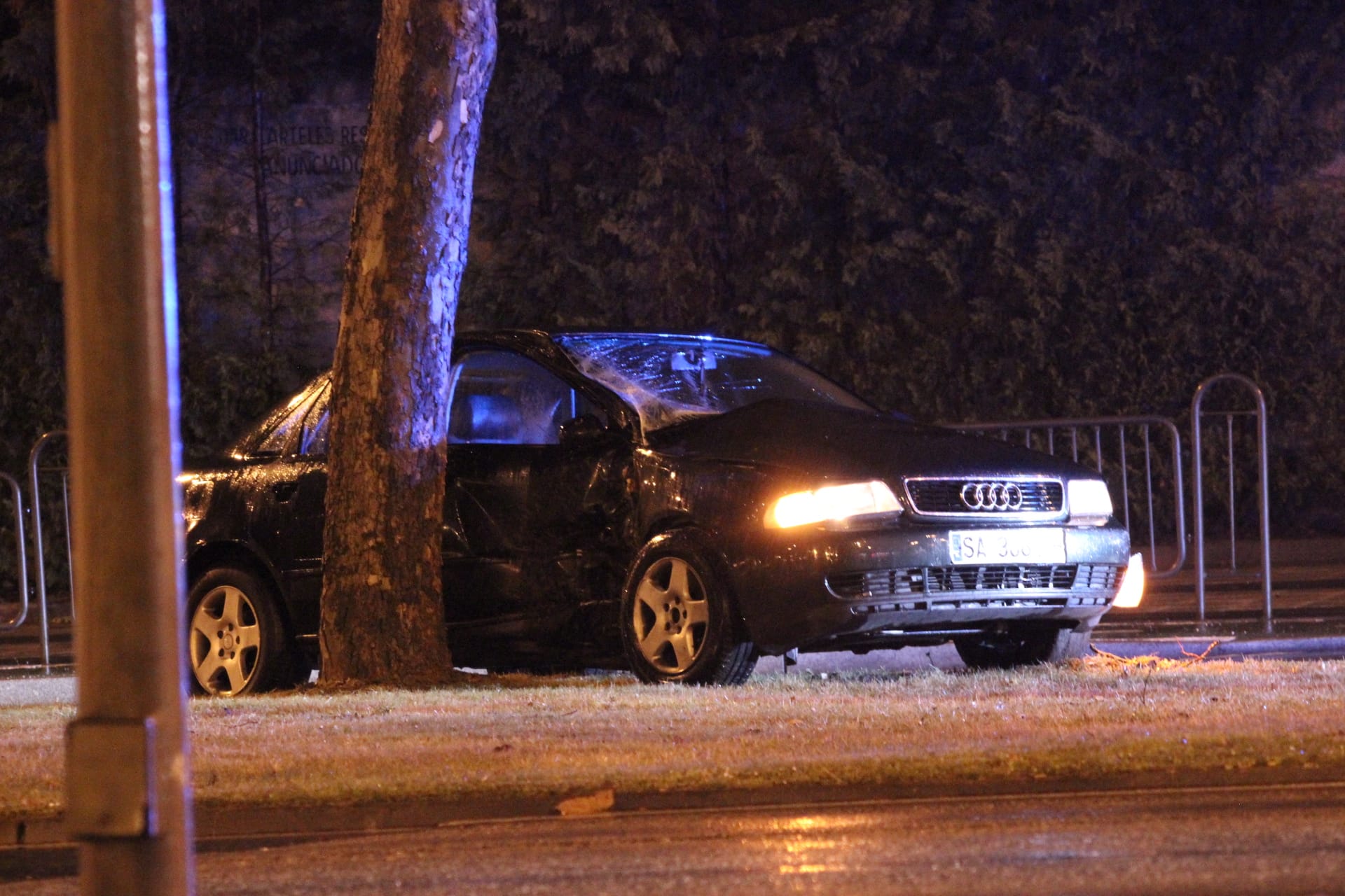 Un coche se estrella contra un árbol en la avenida de Salamanca