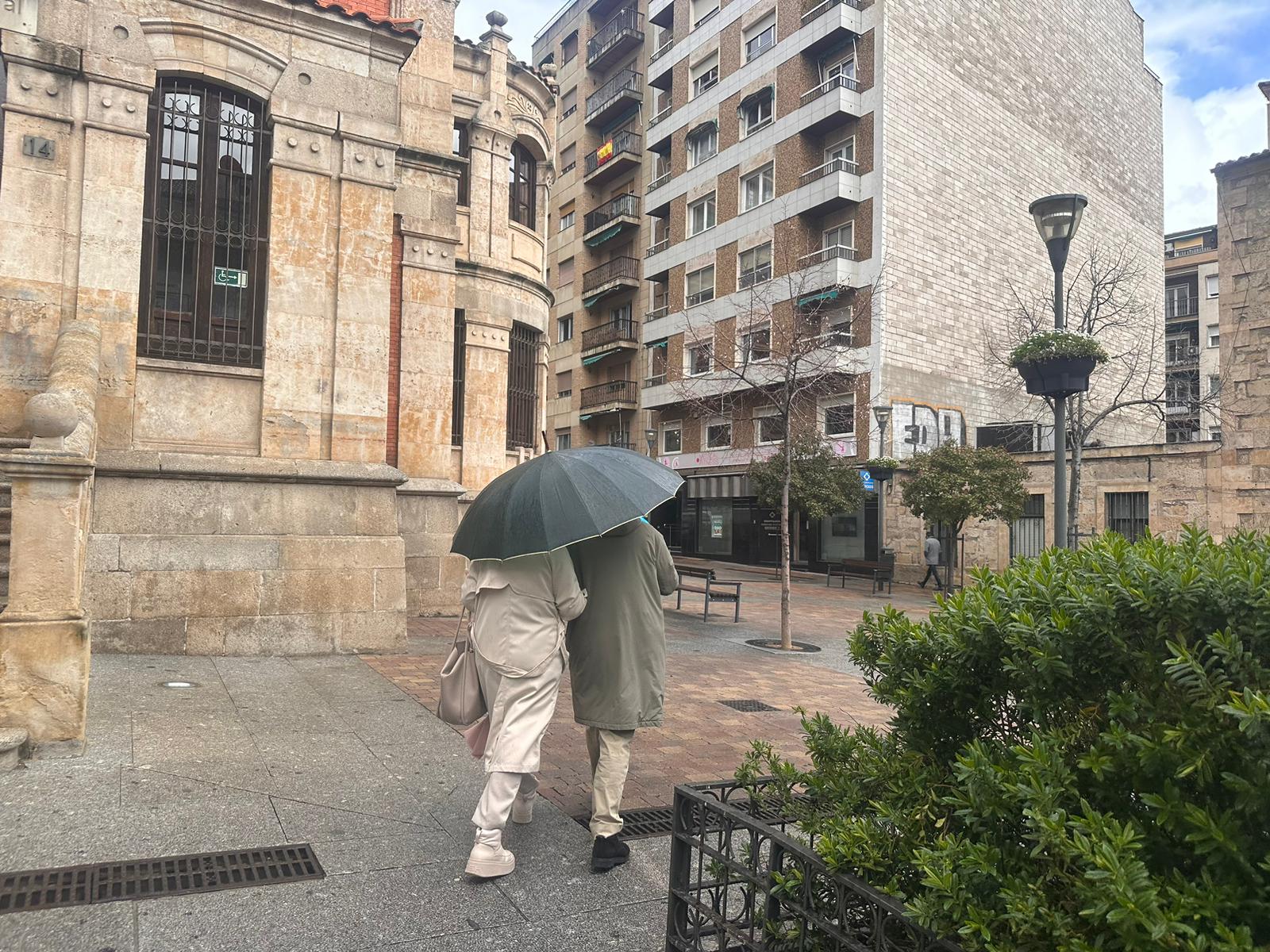 Gente paseando en Salamanca con lluvia | Foto de archivo