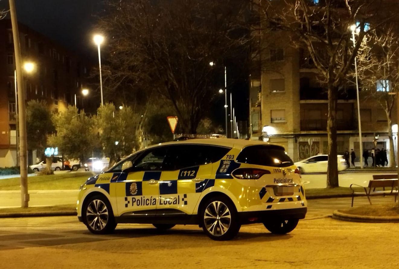 Coche de la policía local en los alrededores del Multiusos. Foto de archivo