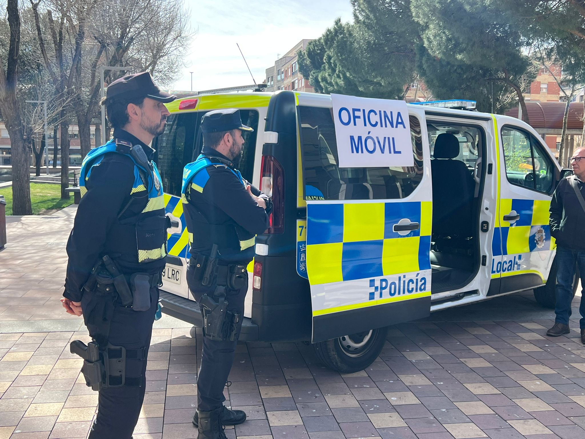 Una oficina móvil de la Policía Local recorre los barrios de capital