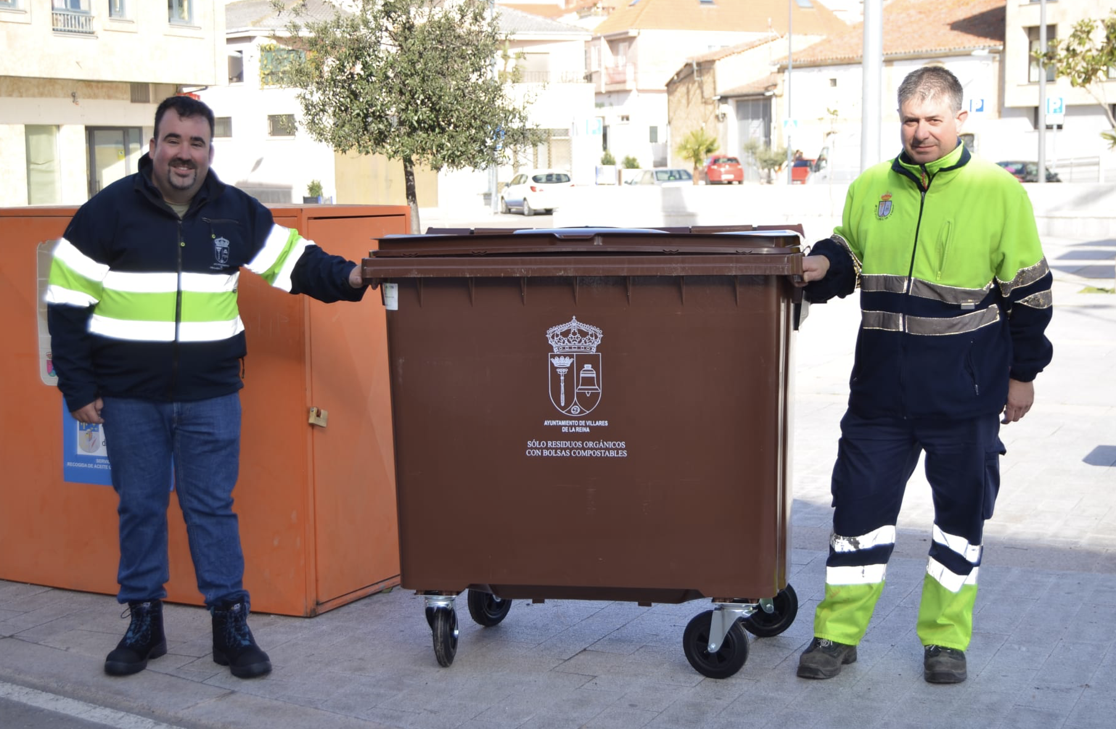 concejal de obras de Villares de la Reina con los nuevos contenedores 