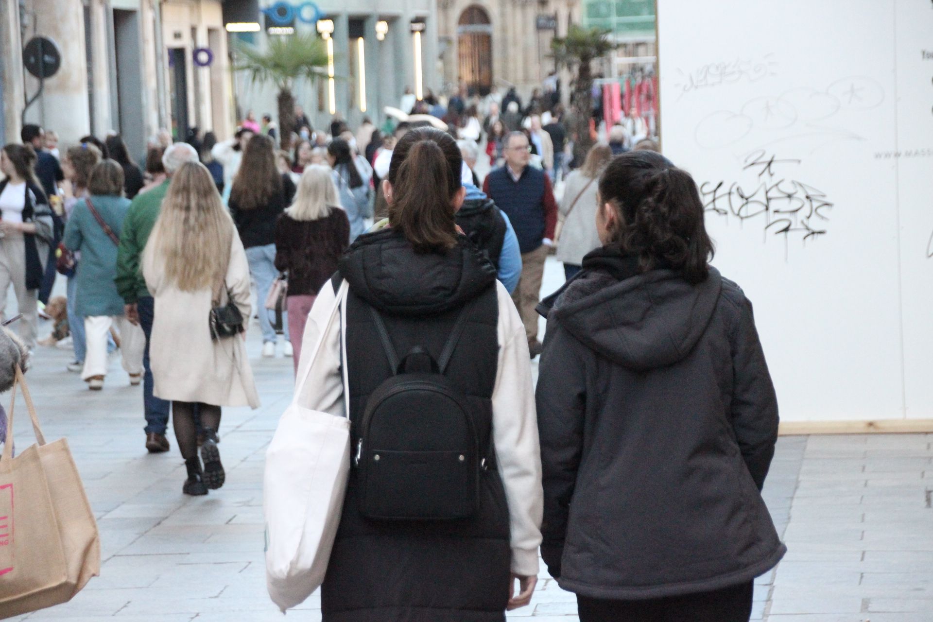 Gente paseando por las calles de Salamanca 