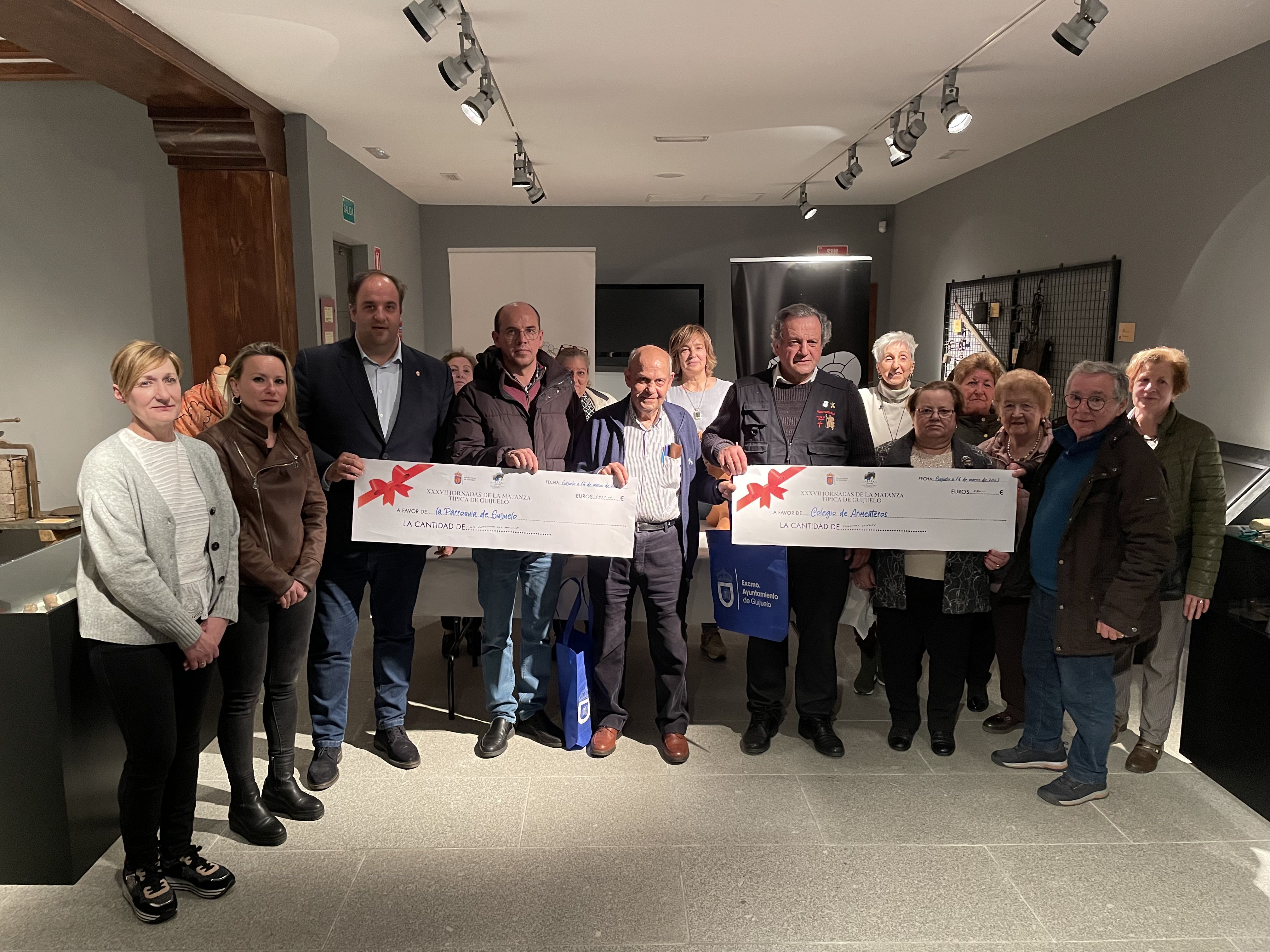  Entrega cheque al párroco Amable García en Guijuelo