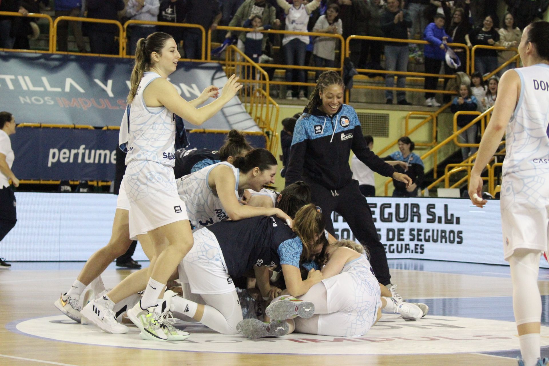 Las jugadoras de Perfumerías Avenida celebran la canasta decisiva de Vilaró ante USK Praga | FOTO SALAMANCA24HORAS.COM