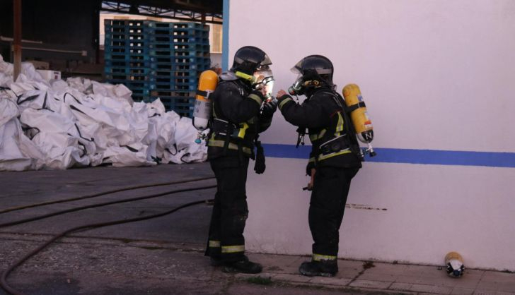 Incendio en el polígono industrial El Inestal, en Peñaranda de Bracamonte 