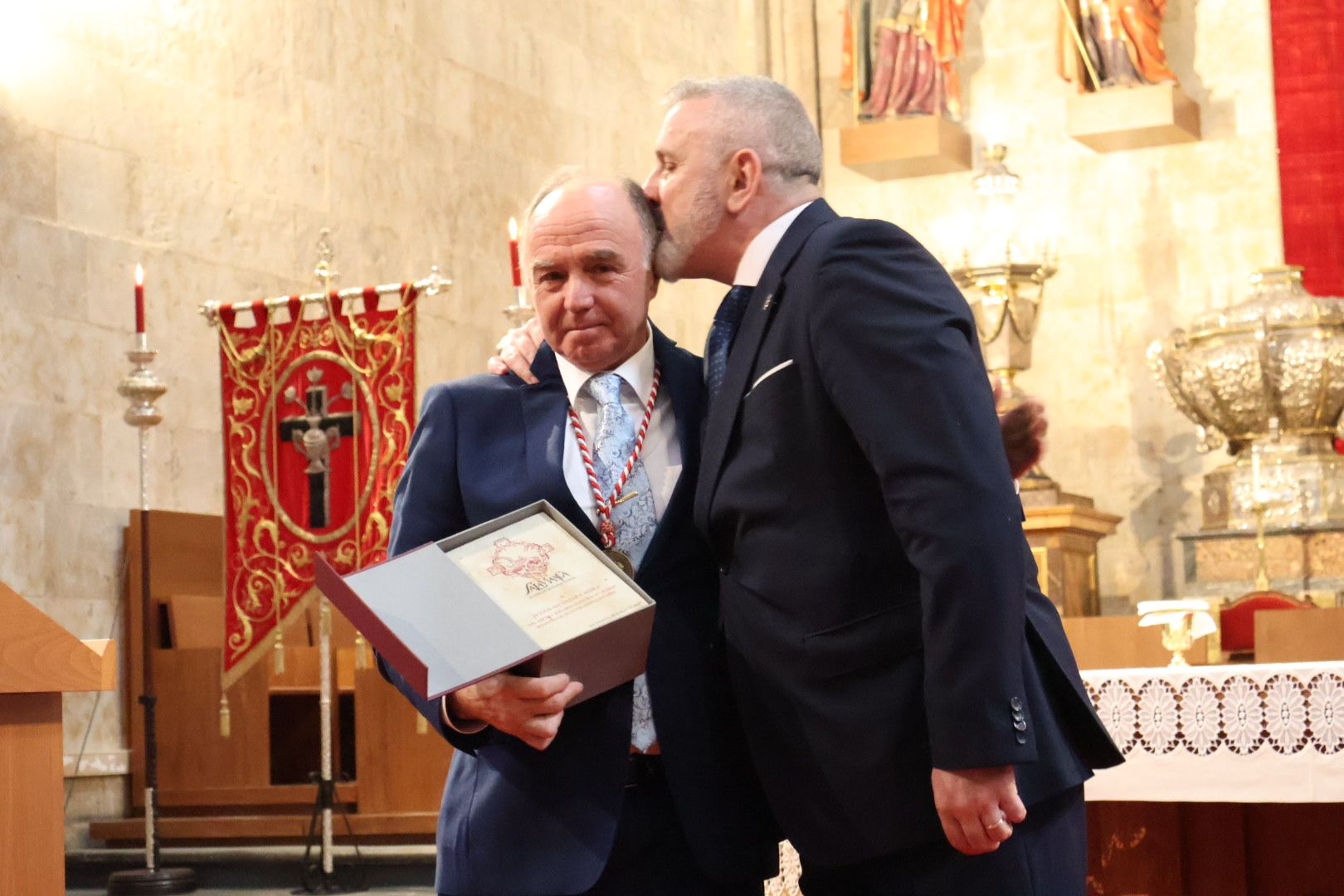 Carlos García Carbayo, asiste al homenaje de la Real Cofradía Penitencial de Cristo Yacente de la Misericordia y de la Agonía Redentora a Julián Alcántara Isidro