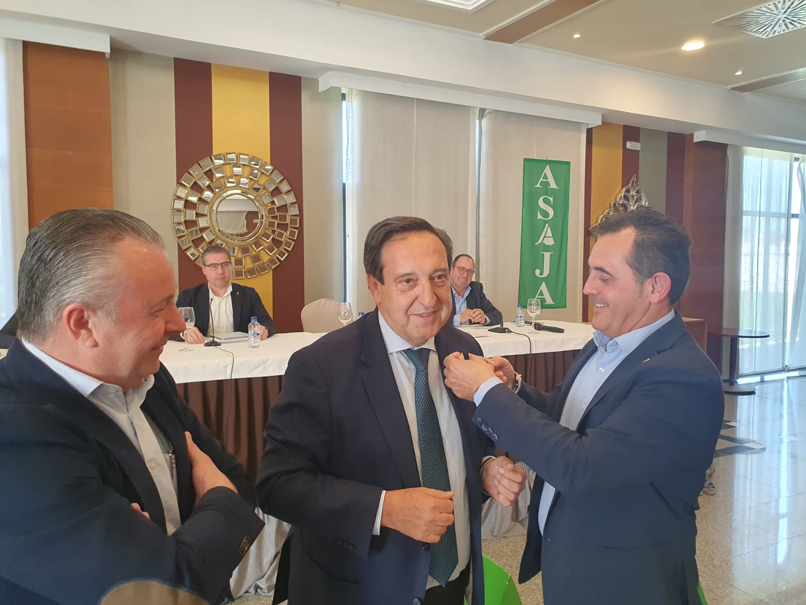 Juan Luis Delgado entrega la insignia de oro a Pedro Barato, de Asaja