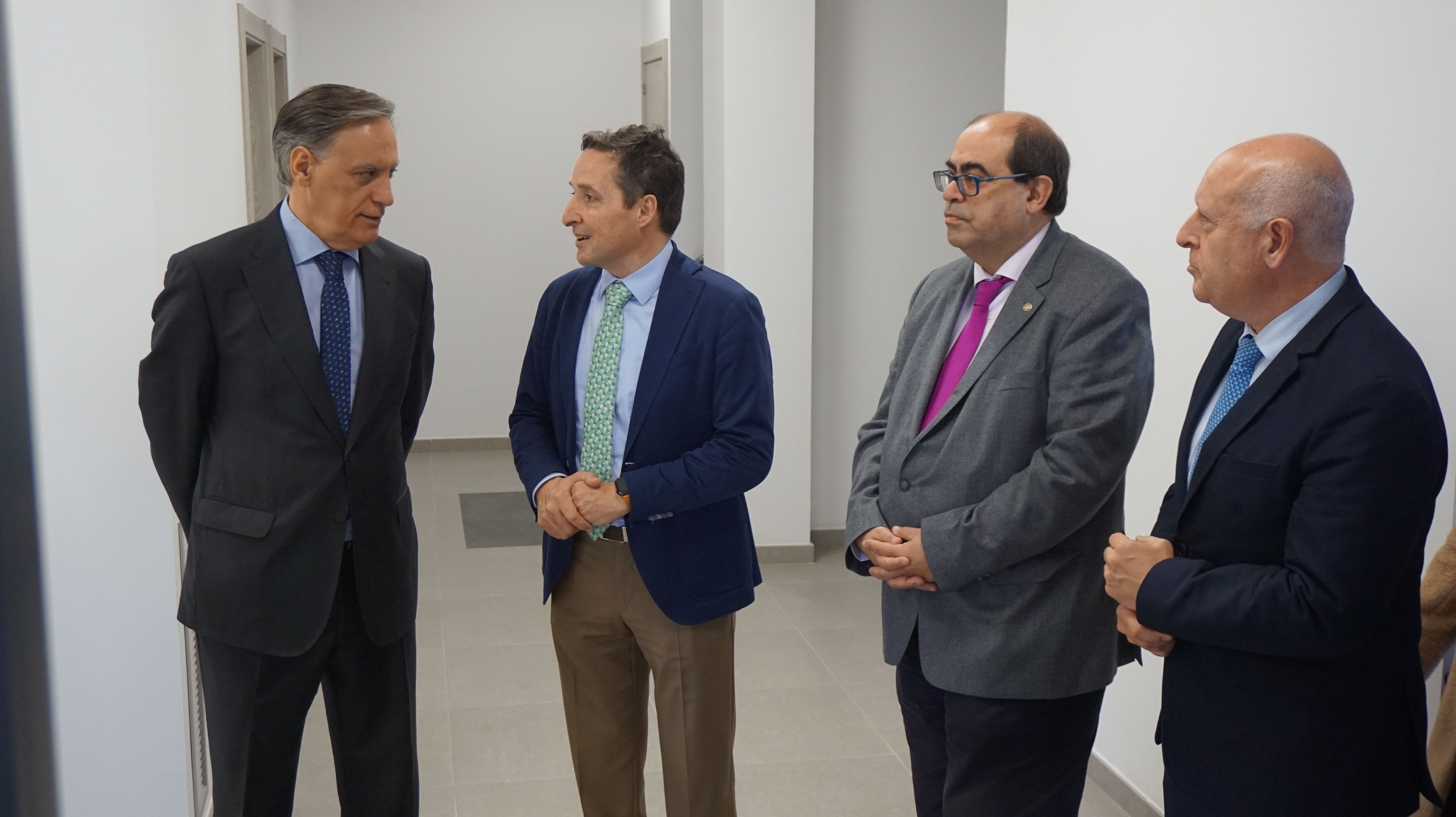 Carlos García Carbayo, y el presidente de Air Institute, Juan Manuel Corchado, firman el acuerdo de cesión del Centro de IoT e Inteligencia Artificia (19)