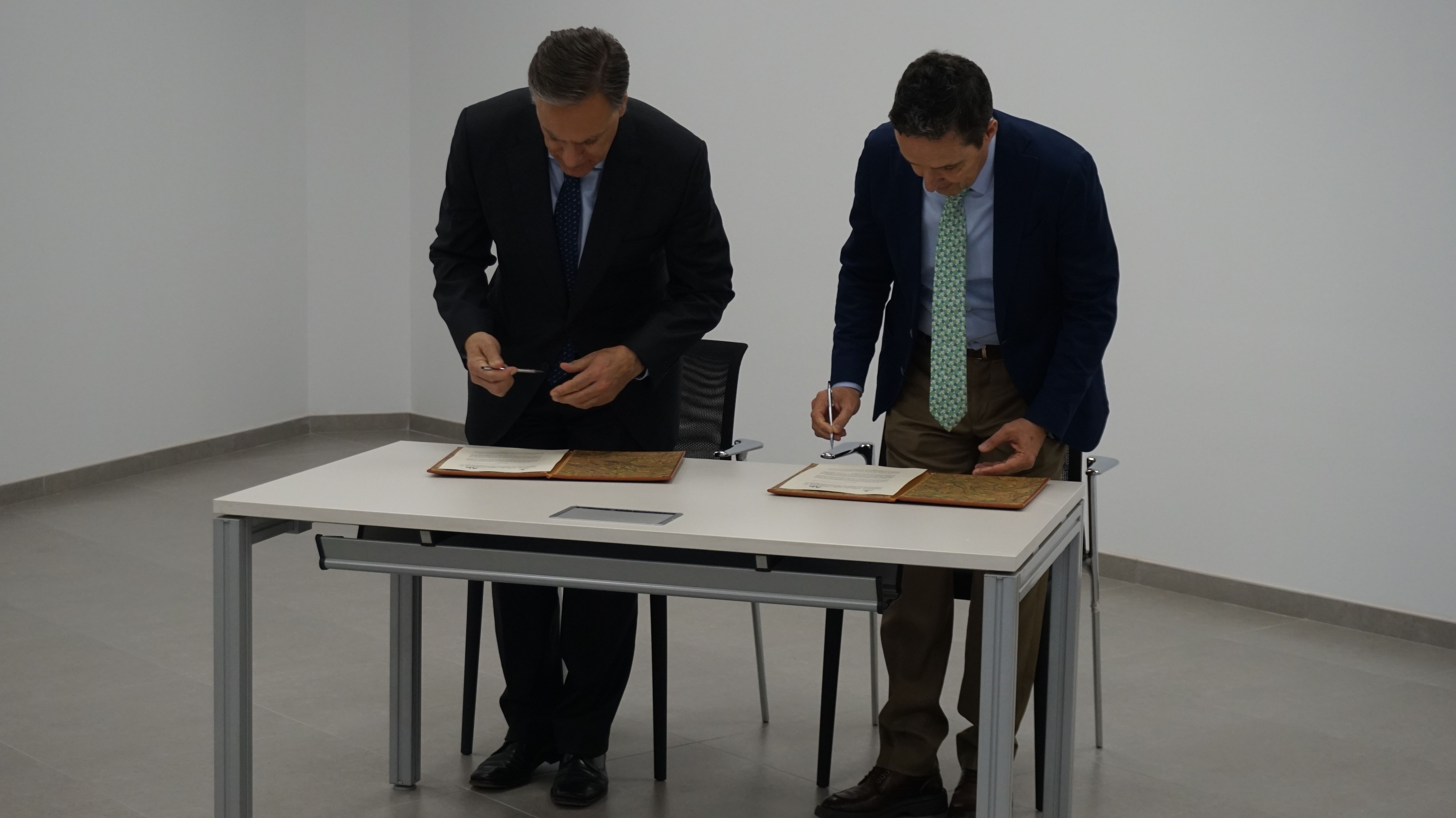 Carlos García Carbayo, y el presidente de Air Institute, Juan Manuel Corchado, firman el acuerdo de cesión del Centro de IoT e Inteligencia Artificia (26)