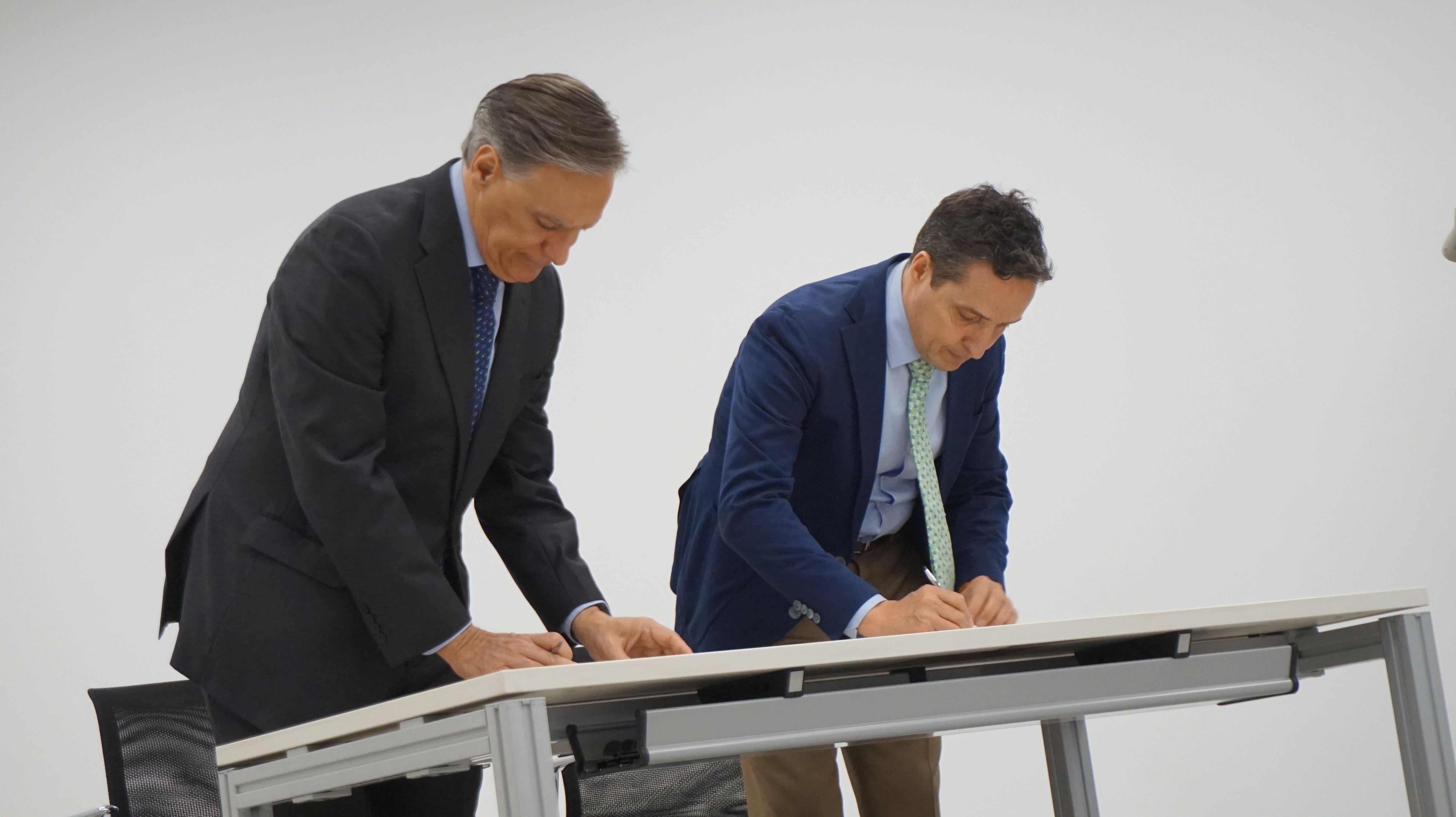 Carlos García Carbayo, y el presidente de Air Institute, Juan Manuel Corchado, firman el acuerdo de cesión del Centro de IoT e Inteligencia Artificia (29)