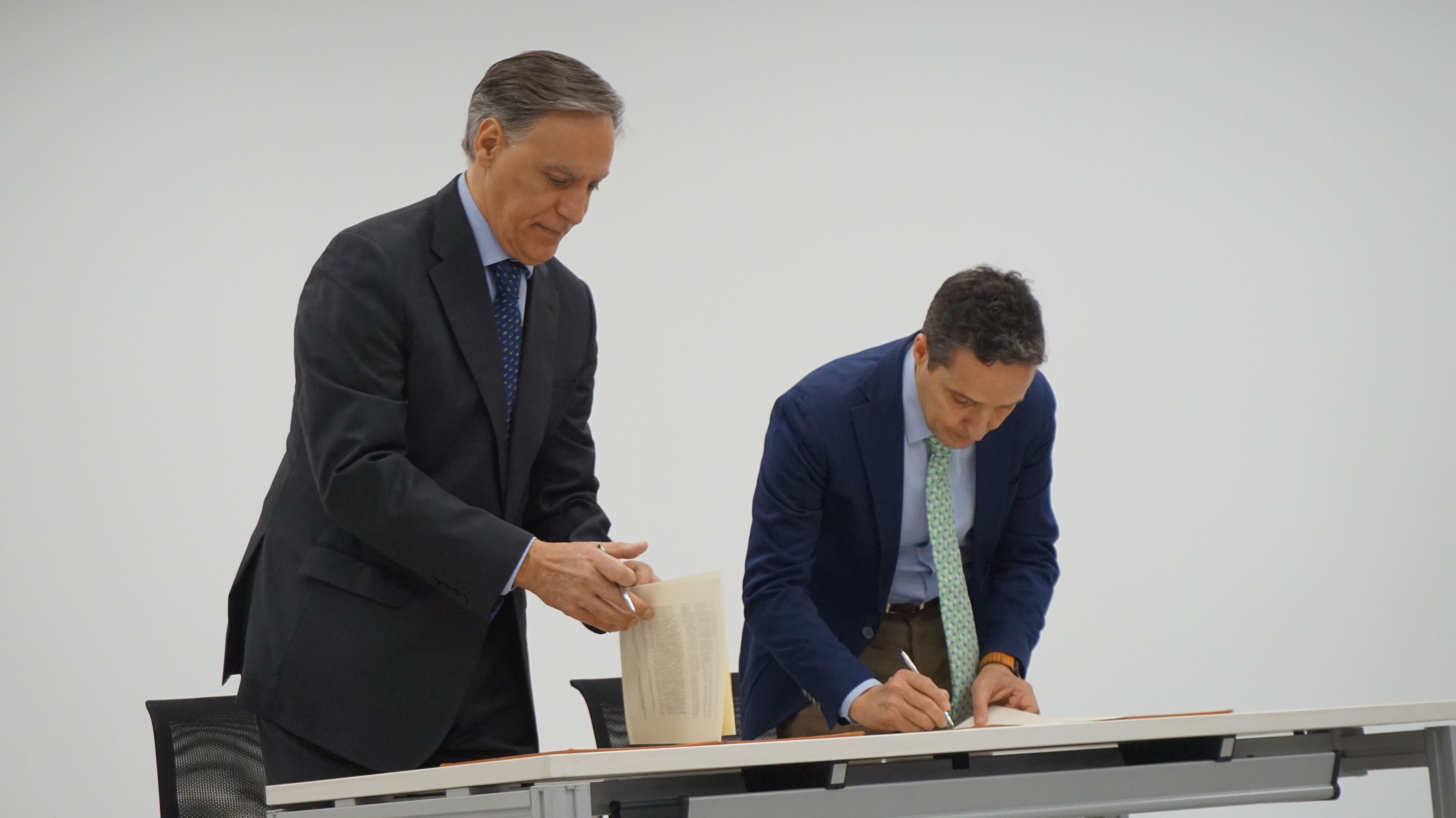 Carlos García Carbayo, y el presidente de Air Institute, Juan Manuel Corchado, firman el acuerdo de cesión del Centro de IoT e Inteligencia Artificia (30)