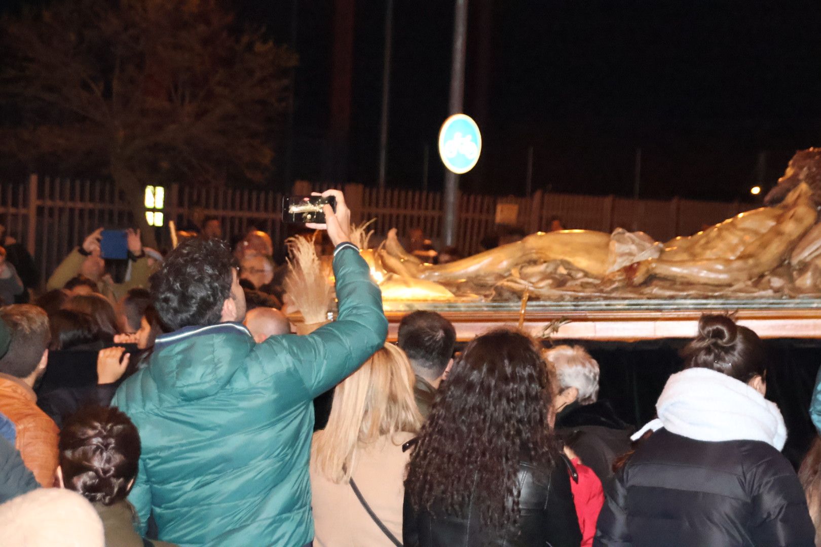 Ambiente en el Traslado de la imagen del Santísimo Cristo de la Liberación de la Hermandad del Cristo del Amor y de la Paz