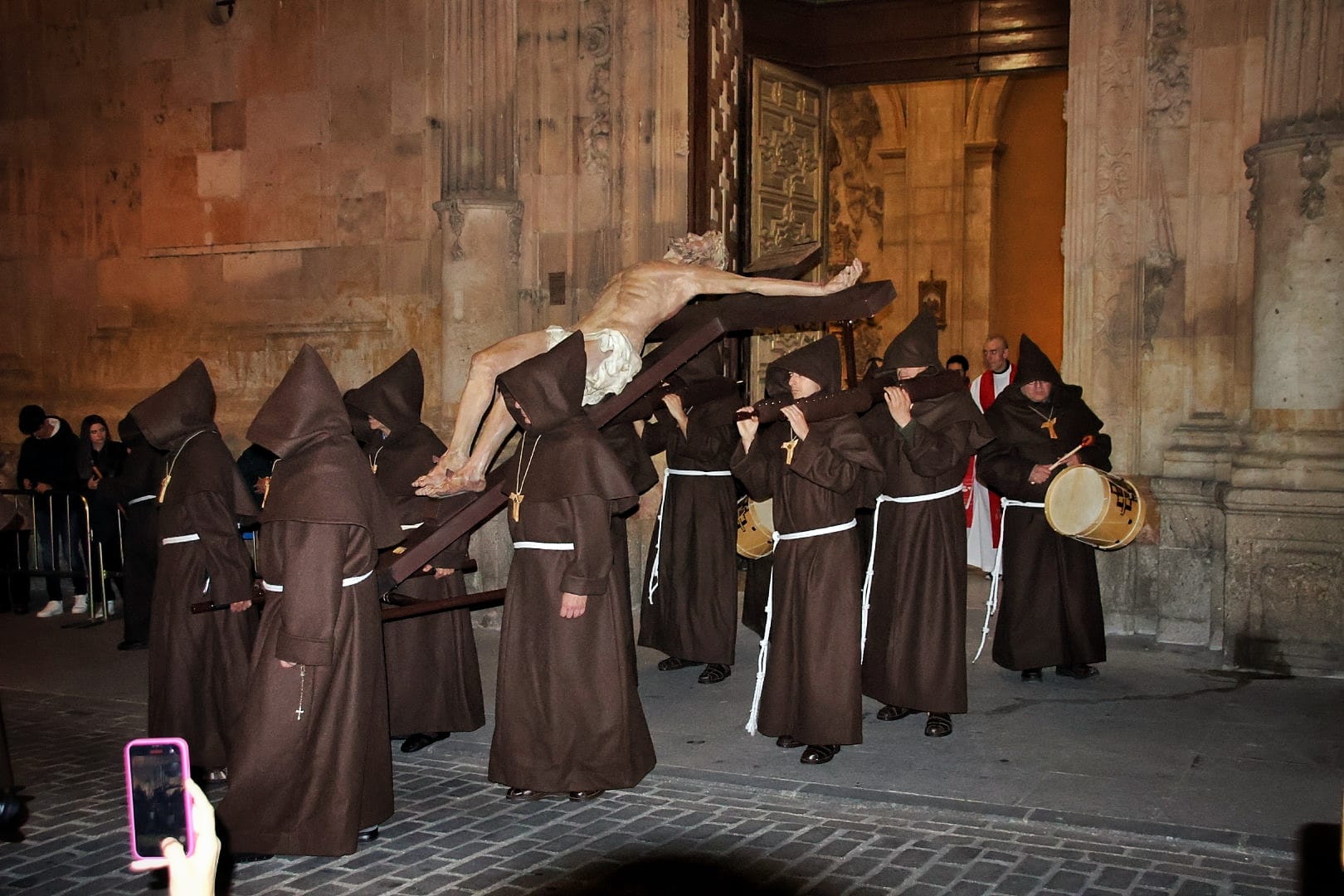 Procesión de la Hermandad Franciscana del Santísimo Cristo de la Humildad en su salida de Capuchinos. Fotos Andrea M.