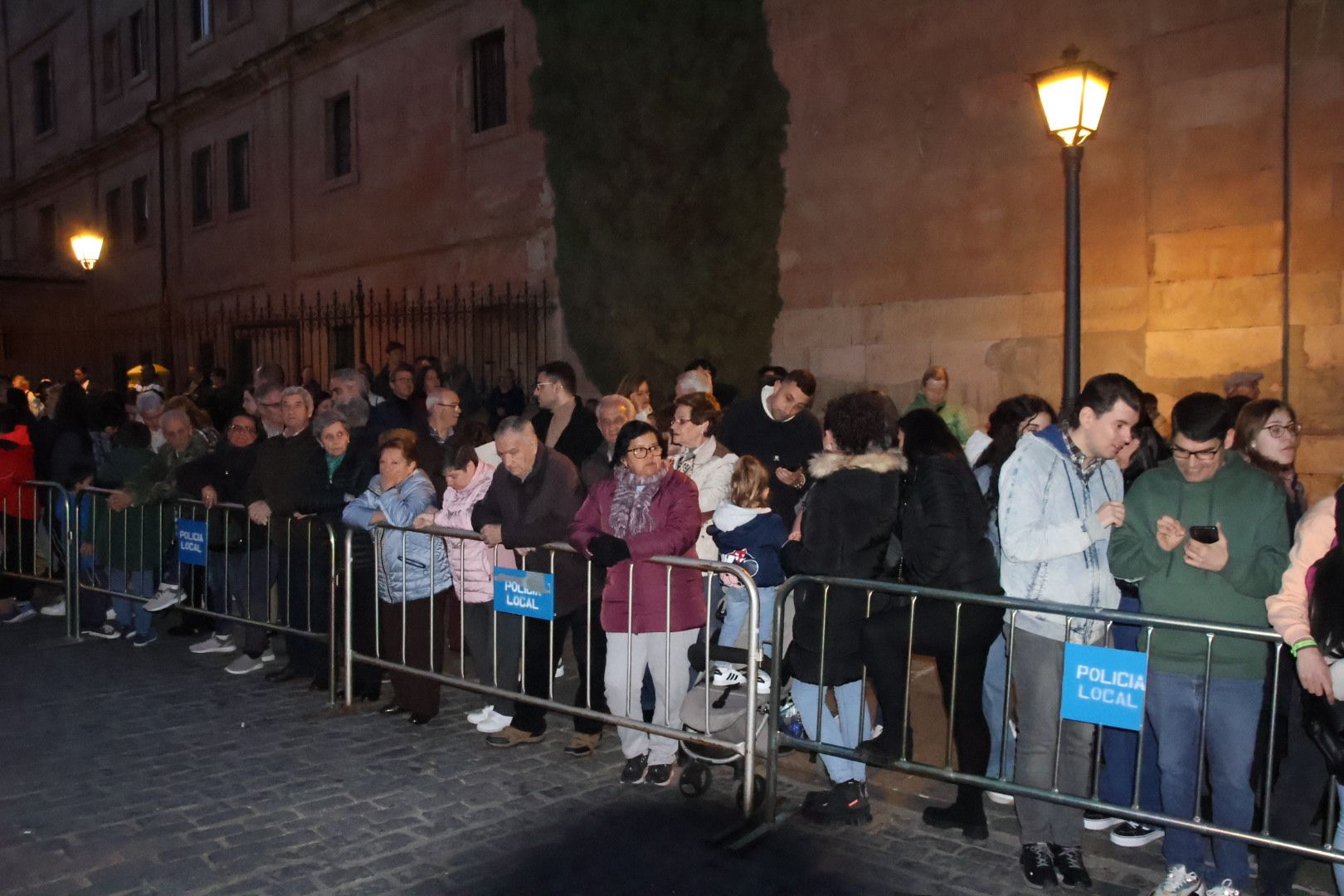 Ambiente en la Procesión de la Hermandad de Jesús Flagelado y Nuestra Señora de las Lágrimas