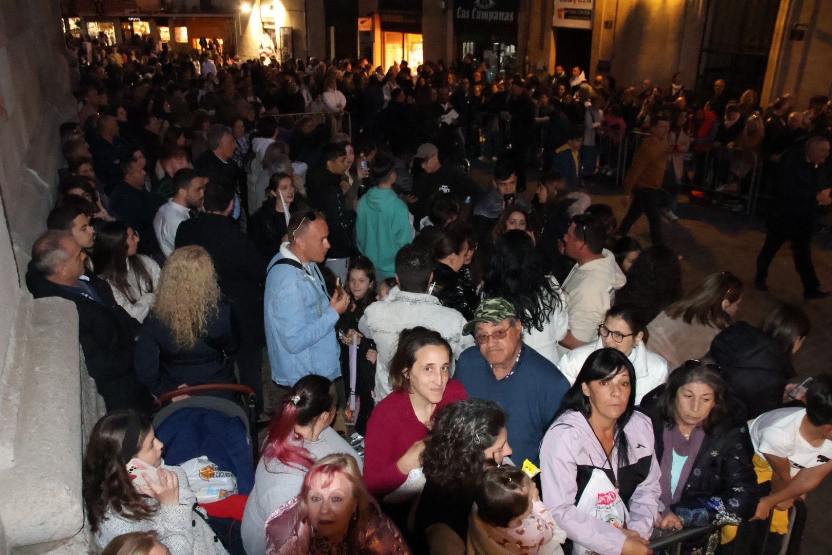 Ambiente en la Procesión de la Hermandad de Jesús Flagelado y Nuestra Señora de las Lágrimas