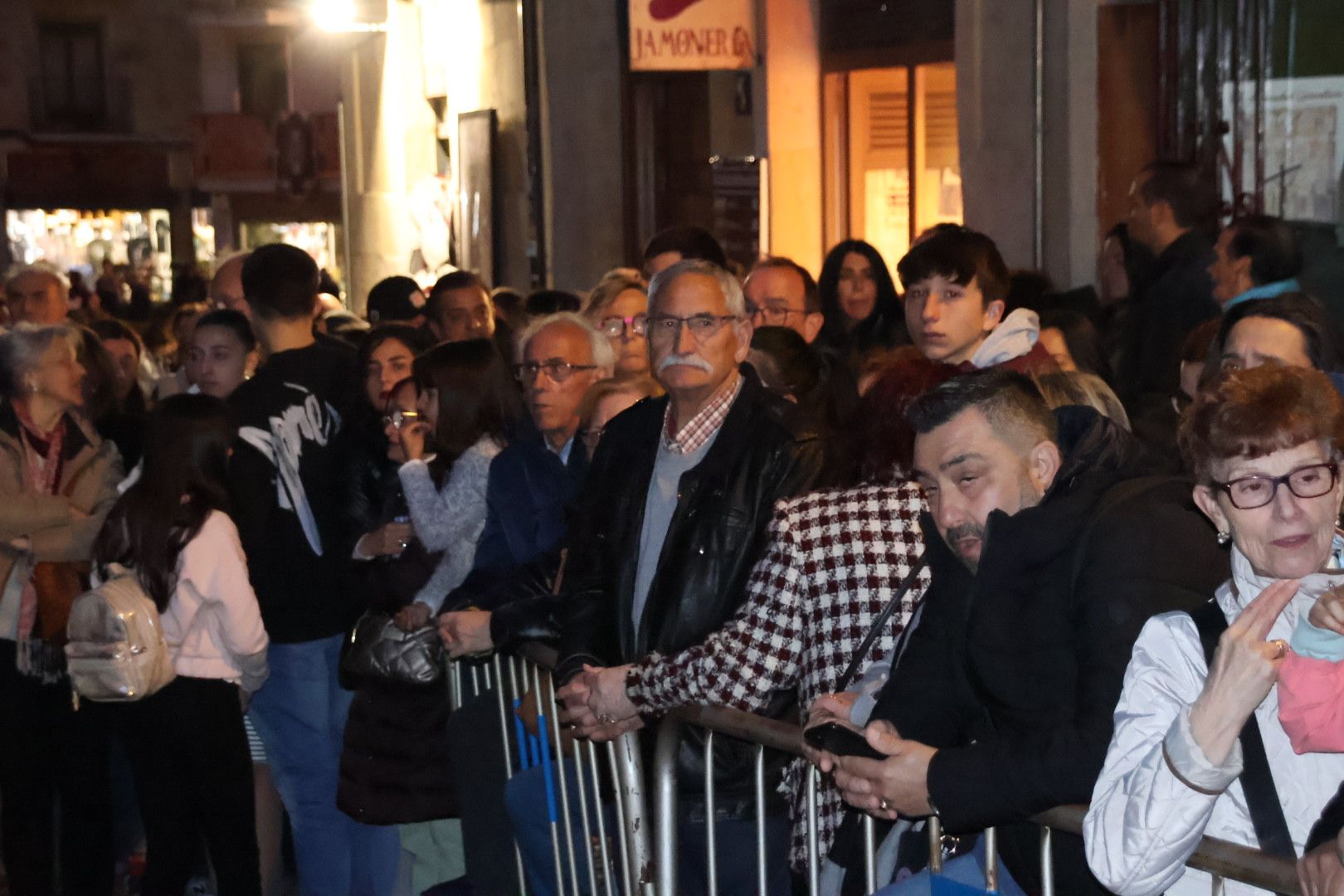 Ambiente en la Procesión de la Hermandad de Jesús Flagelado y Nuestra Señora de las Lágrimas