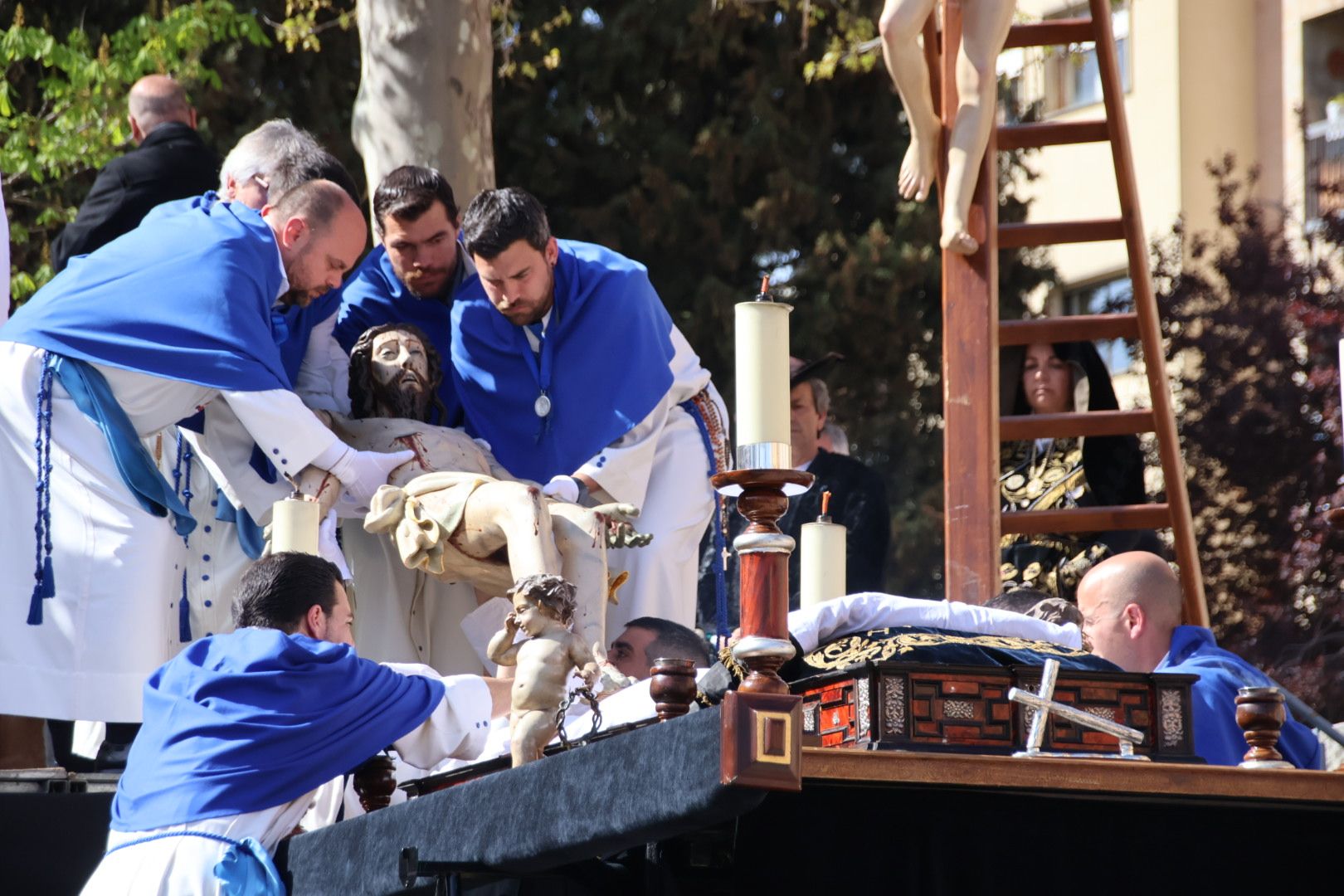 Acto del Descendimiento de la Cofradía de la Vera Cruz, Viernes Santo 2023. Foto Andrea M.