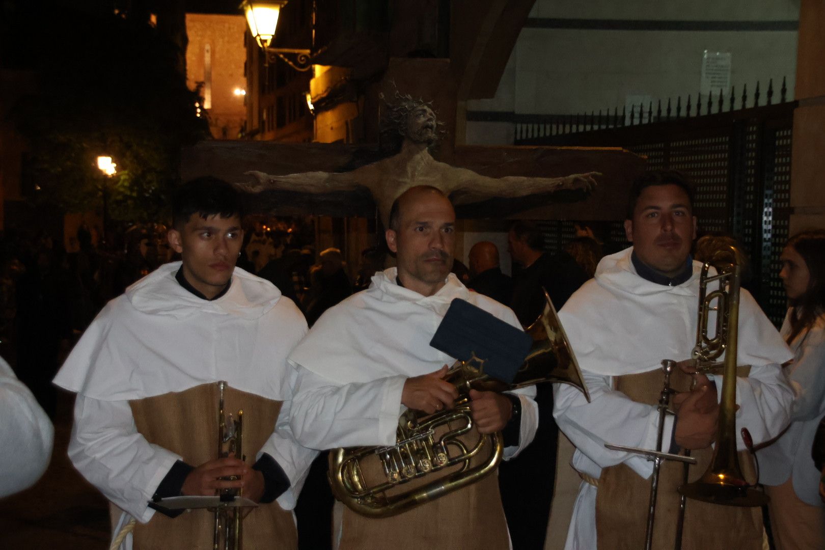 El Santísimo Cristo de la Liberación desfila con un imponente silencio por las céntricas calles de Salamanca