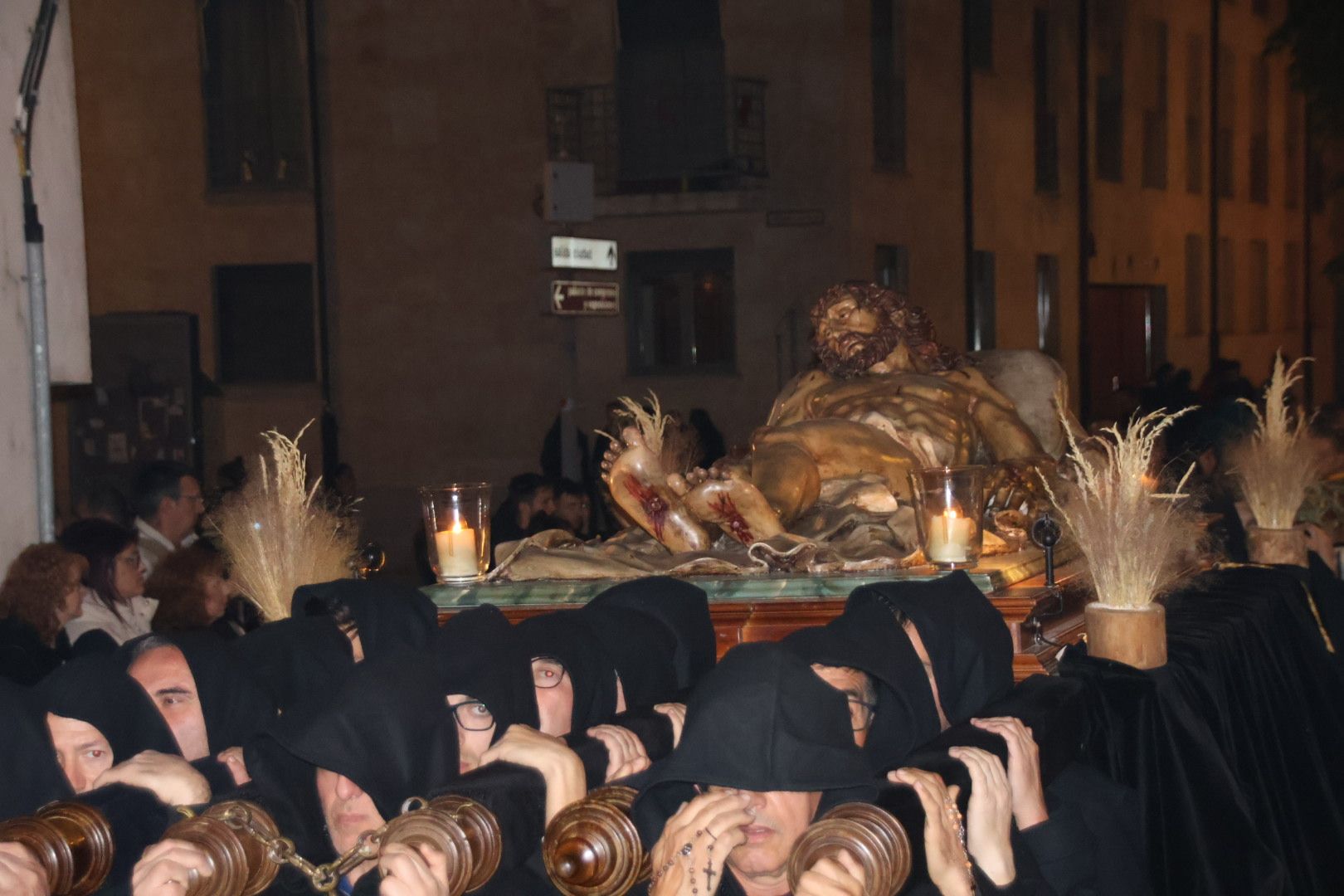 El Santísimo Cristo de la Liberación desfila con un imponente silencio por las céntricas calles de Salamanca