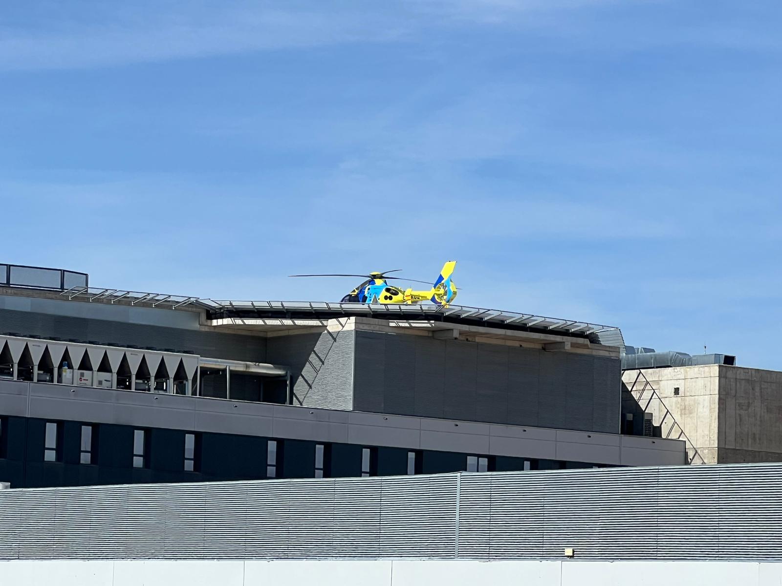 Helicóptero de Emergencias Sanitarias de Sacyl en el Hospital de Salamanca. Foto de archivo