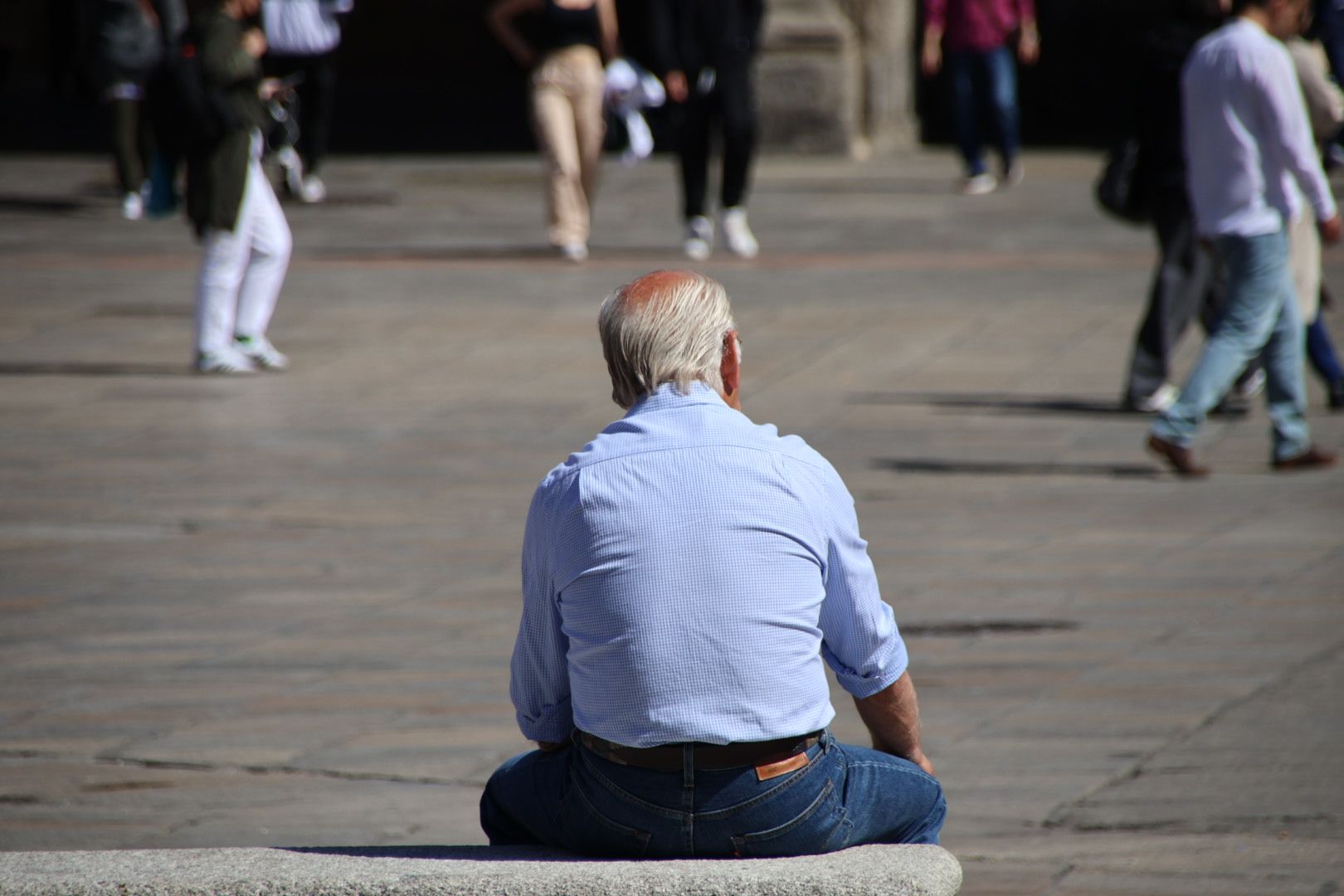 Gente paseando por las calles de Salamanca 