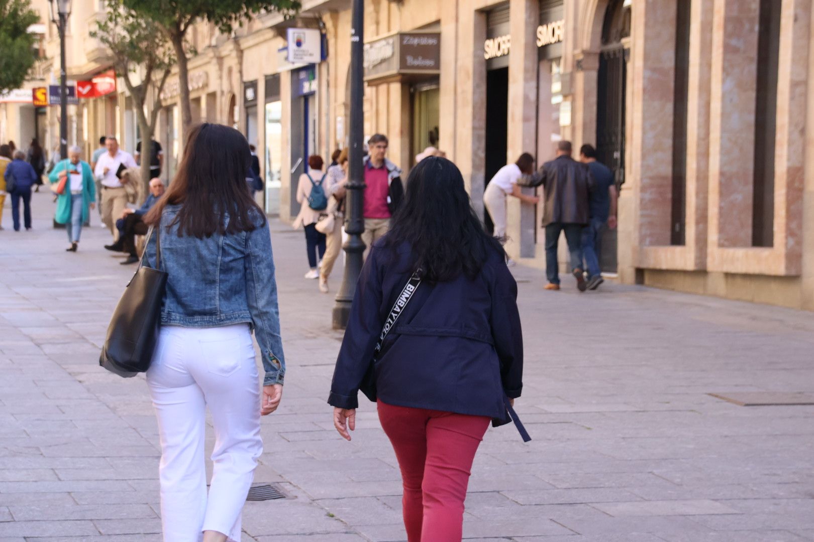 Gente paseando por las calles de Salamanca 