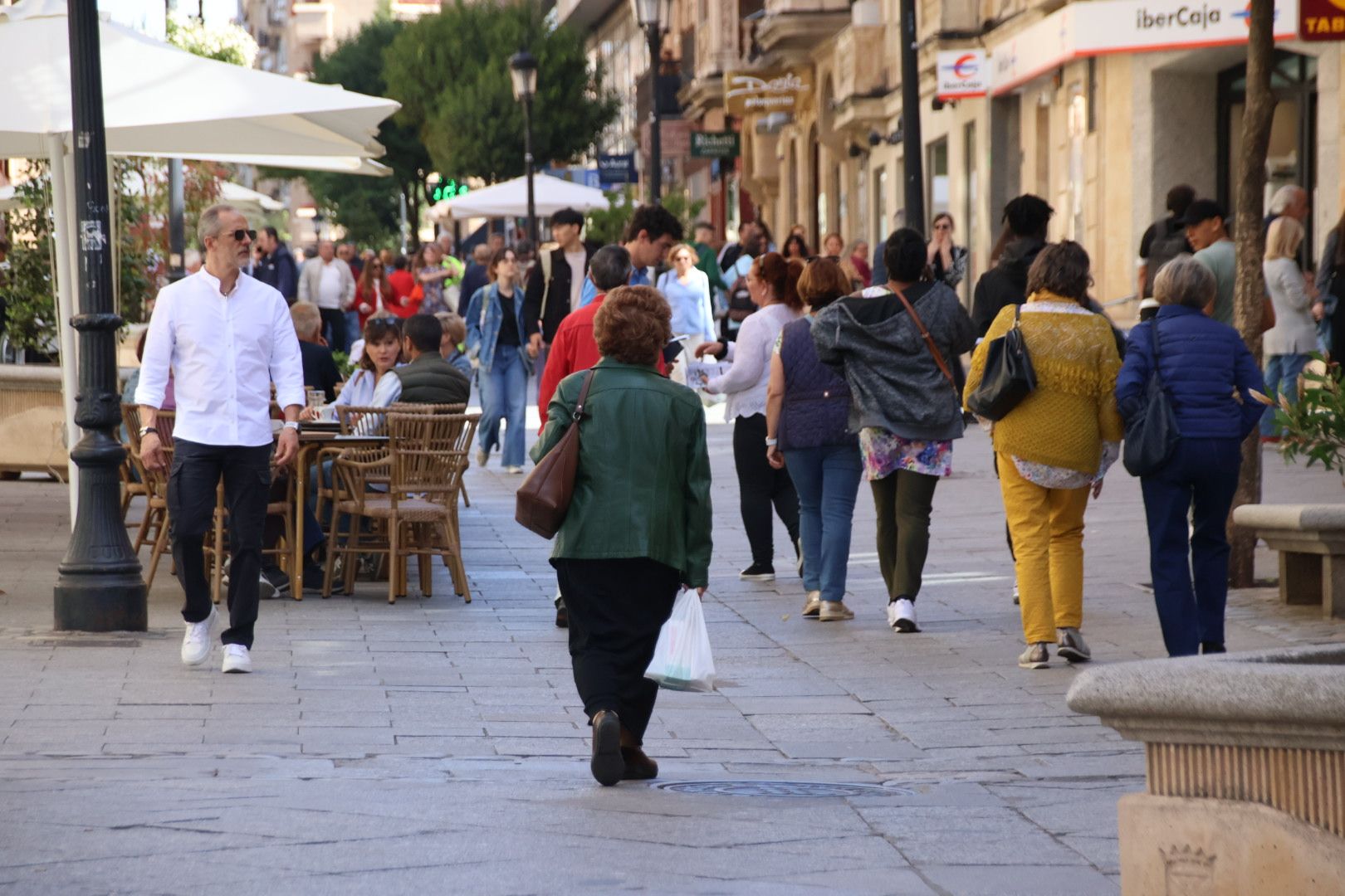 Gente paseando por las calles de Salamanca. Foto de archivo