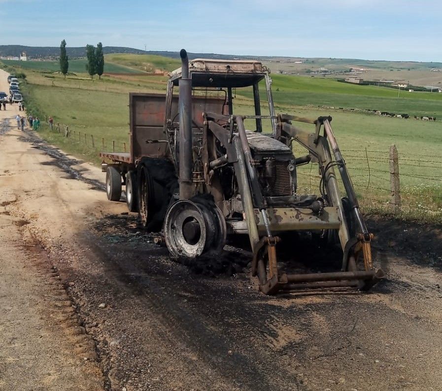 Arde un tractor en un camino de Alba de Tormes