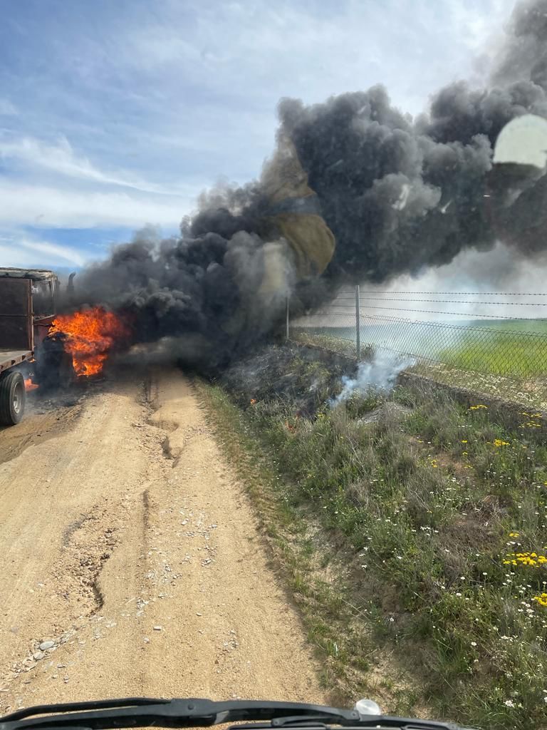 Arde un tractor en un camino de Alba de Tormes