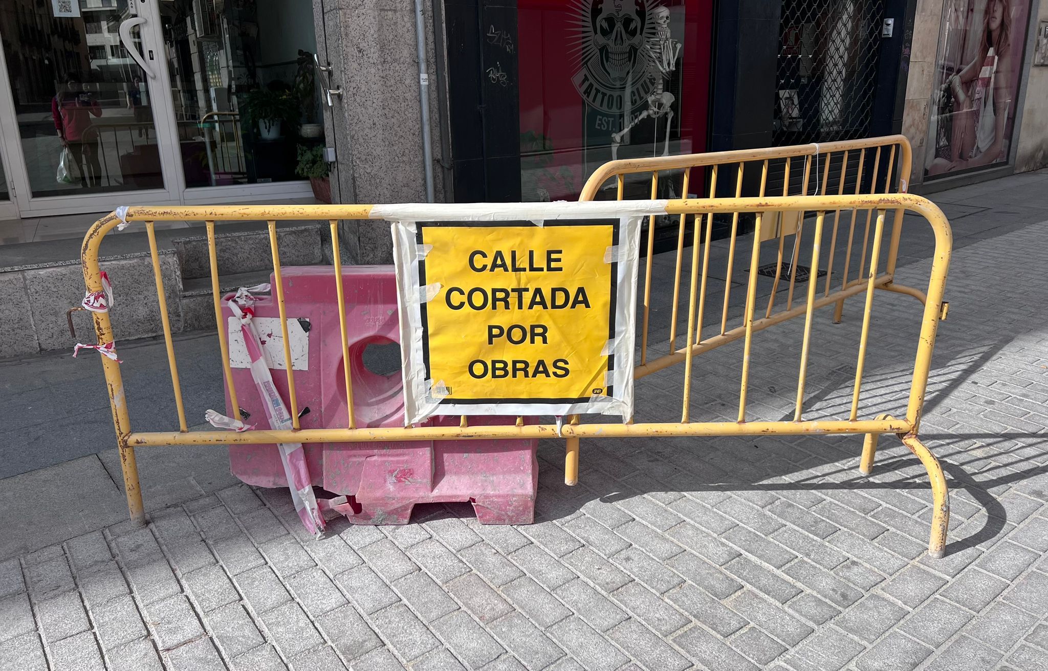 Calle cortada por obras. Foto de archivo