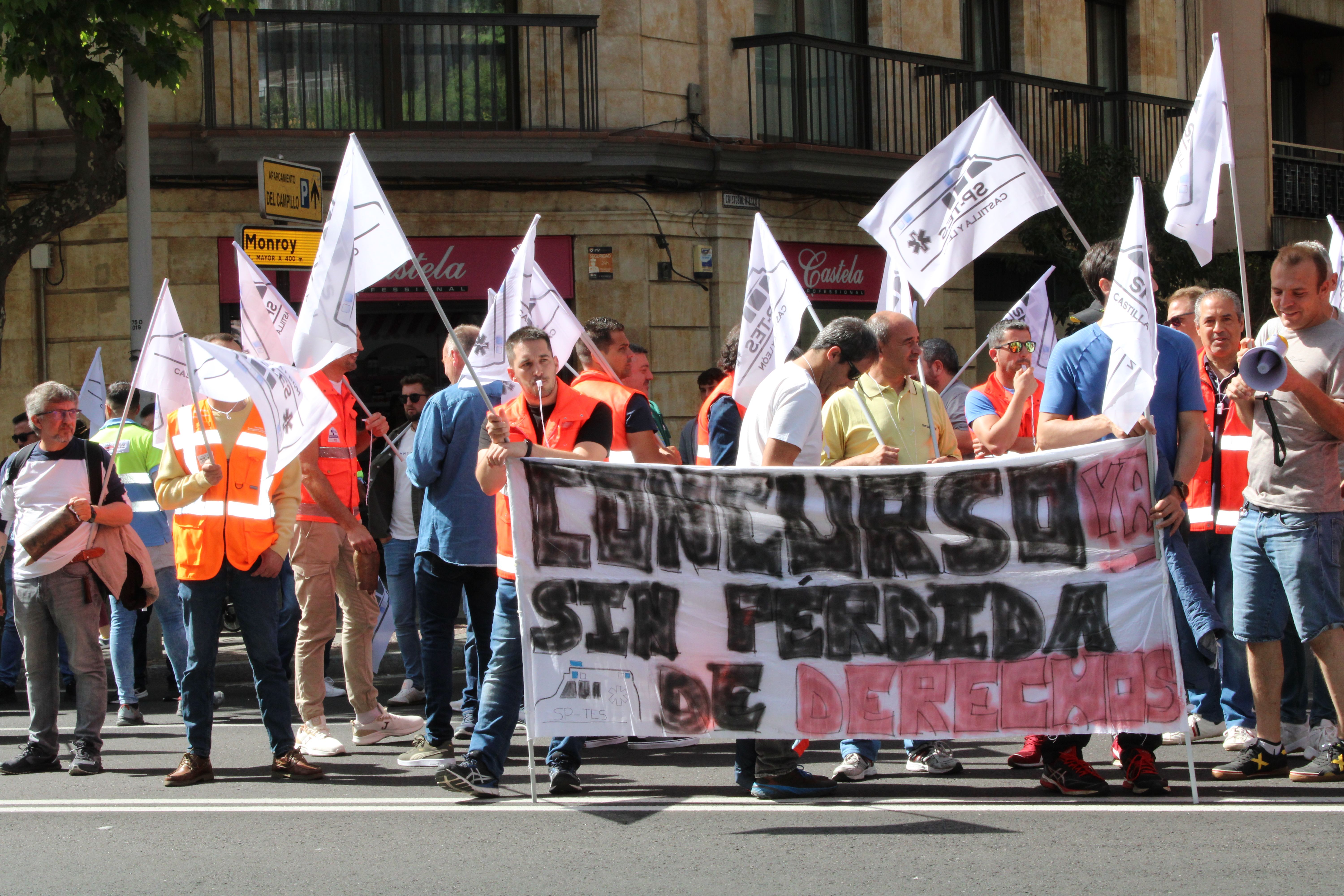 Concentración de trabajadores del transporte sanitario ante la Gerencia de Salud de Salamanca