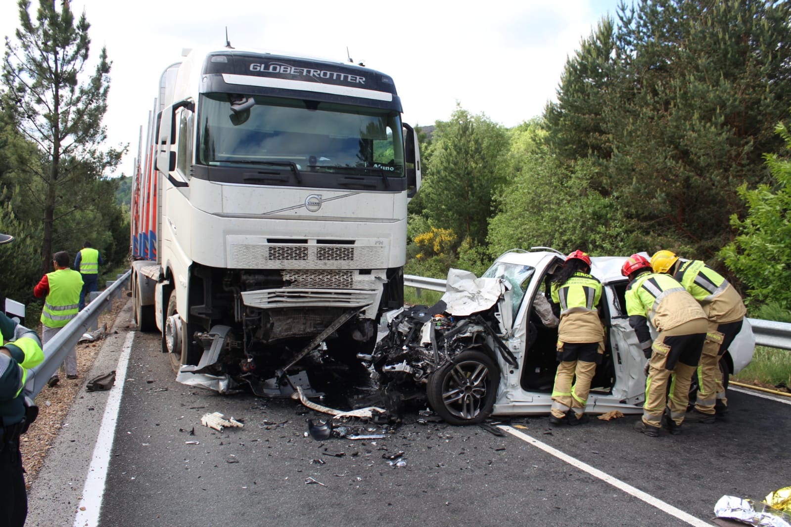 Accidente mortal entre un turismo y un camión en la carretera de La Alberca (2)