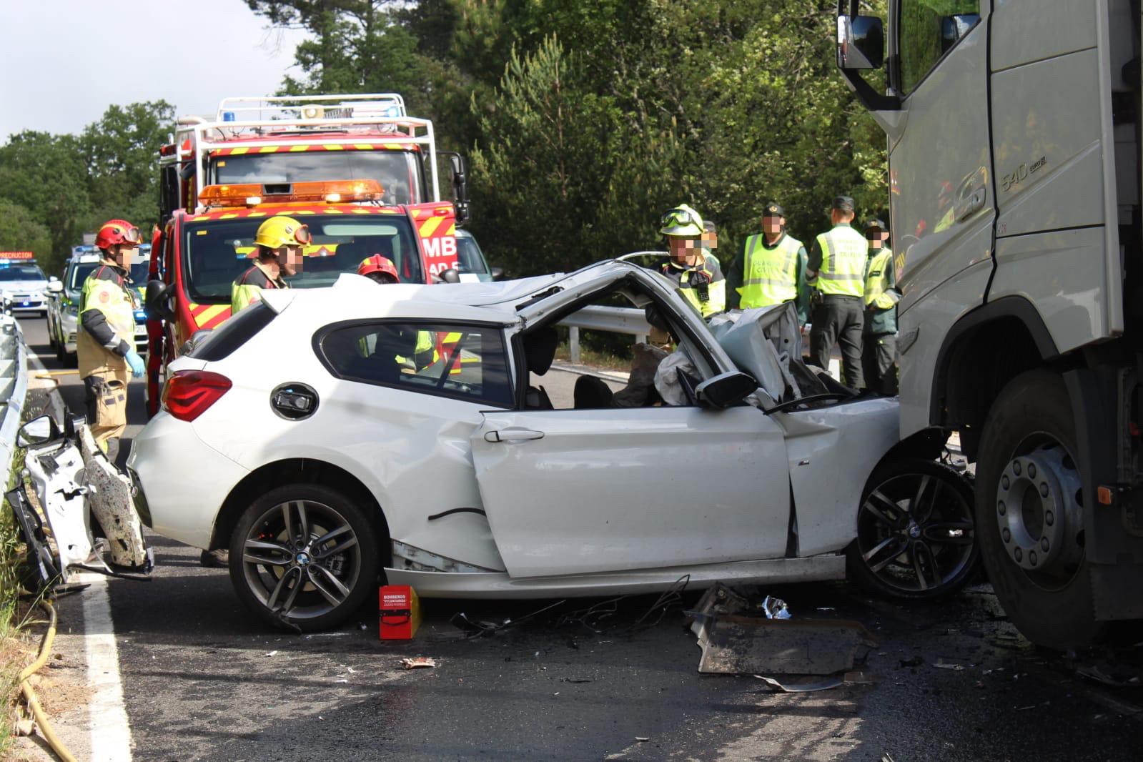 GALERÍA | Un fallecido en un accidente entre un camión y un turismo en la carretera de La Alberca